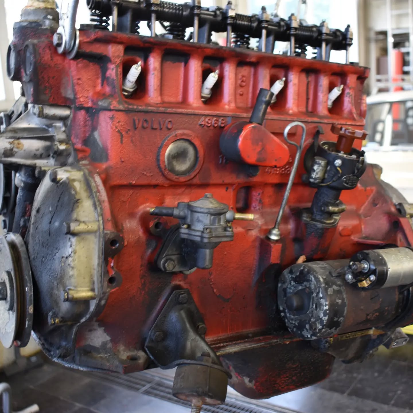 Before and After ➡️
Hier einige Bilder von unserem P1800 Grossprojekt.
Während die Karosserie lackiert wird, kümmern wir uns in der Zwischenzeit um den Motor und dessen Anbauteile
#Restauration#P1800#Volvo#volvoclassic#redblock#B18#volvocars#volvop1800