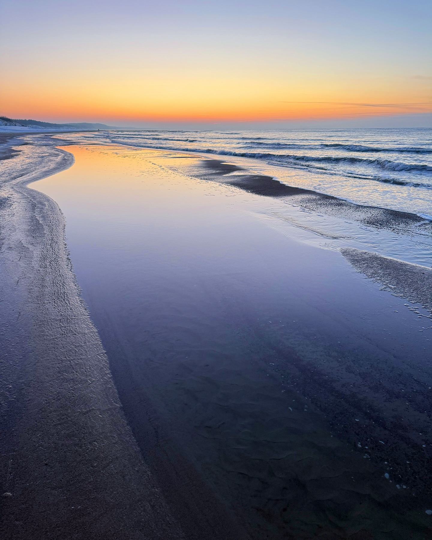 Ahoj przygodo! ☃️🌊
Słyszałem ostatnio, że zimy już nie uświadczymy i trzeba znaleźć klapki 😬
Ale póki kalendarzowa jeszcze chwilkę trwa, wrzucam Wam tu ostanie zimowe fotki! Z przyjemnością wracam do materiałów z jubileuszowego styczniowego wypadu nad nasz cudny Bałtyk! 🌞🌊
Jak zwykle ulubiony Puszczyk🦉w @ptasiaosada_domki, kilka dni pełne śniegu, przygód (po szczegóły przygód zapraszam do wcześniejszego postu 😅), kojących nadmorskich widoków i błogiego relaksu ✨
Obowiązkowo, Ustka i krówki od @mistral_ustka , Rowy, spacery po rubieżach Słowińskiego Parku Narodowego i morsowanko 🥶
A na koniec jeszcze ognisko 🔥🔥🔥
:::
.
.
.
.
.
#ahojprzygodo #bartoszciba #ptasiaosadagardnawielka #słowińskiparknarodowy #morsowankonaśniadanko