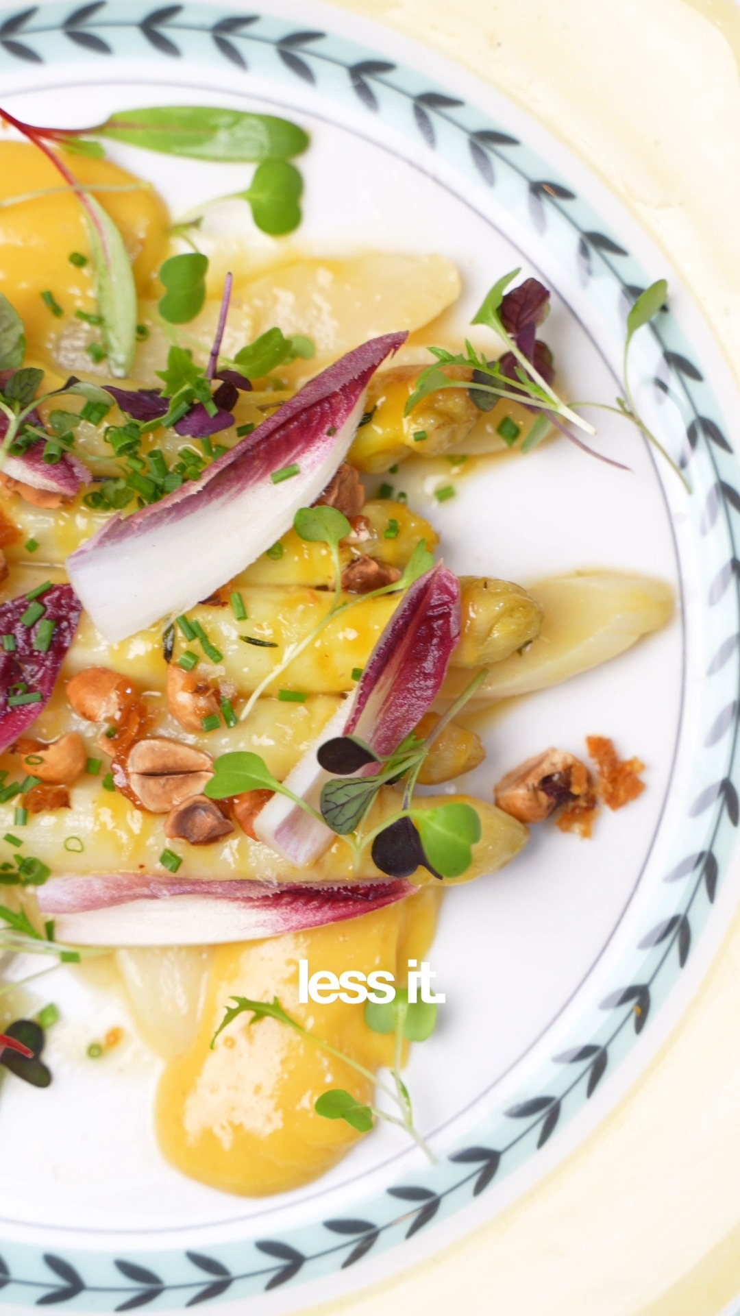 Chef Robert prepares the white asparagus with sauce Maltaise. 🇫🇷
Citrusy, bright, and delicious. Come grab a bite at Les 2 Garçons.
.
#whiteasparagus #foodie #londonfoodie #londonrestaurant #crouchend