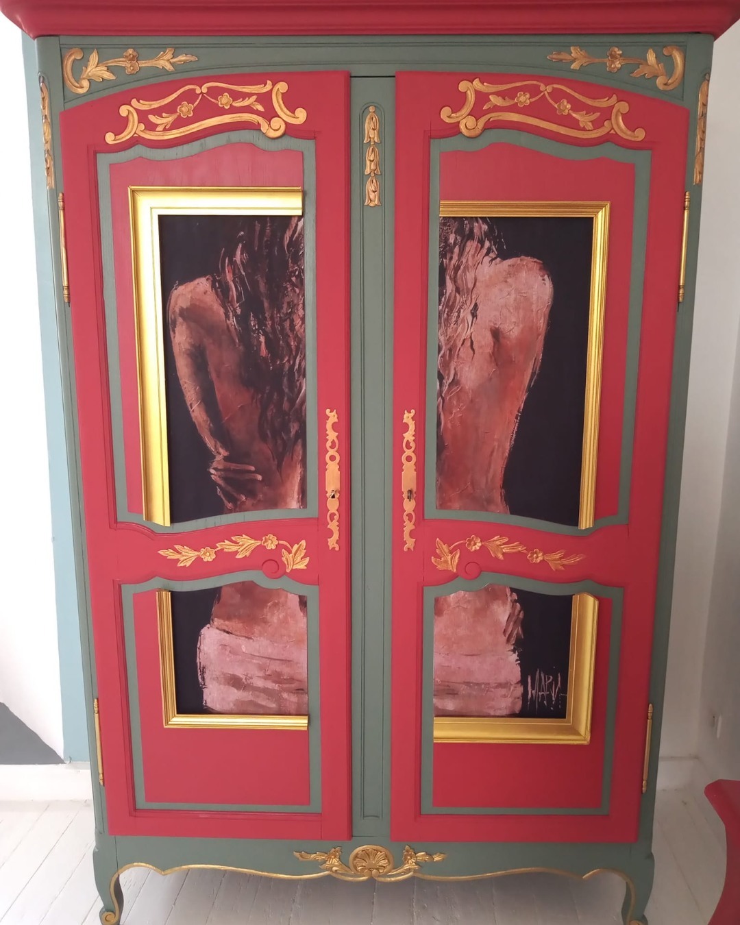 When the client gives you an 'open brief' the sky really can be the limit.
I've always had the mantra that, if I'm not happy with the piece I've created, it doesn't get onto the showroom floor, or isn't returned to the customer until I am happy. The same applied to this bonnetiere. Even once the paintwork was complete I knew the piece wasn't finished; I just hadn't connected the creative dots to work out what was going to finish it.
Much trawling of the internet for an image I wasn't even sure would exist, and one or two eureka moments later and the bonnetiere has become the canvas and 'she' has taken centre stage. Set against the neutral walls and with dual aspect light, the deconstructed framework catches the light at all times of day and helps reconstruct the expanded image.
I'm not quite sure where I can go from here to top it, but I won't stop trying.
@frenchicpaint Steaming Green Al Fresco, Rubina Wall Paint, Beautiful Bronze and Gorgeous Gold Frensheen and a really beautiful decoupage image later and this aged bonnetiere has become a timeless piece of art.
(If you have a project in the pipeline and want to talk about colour, design, style or anything else, please get in touch. Whether cream is your 'thing', or you want something that throws 'inside the box' thinking right out the window, I'm always happy to talk through ideas, look at spaces and offer suggestions with no obligation).
#lehibouchic #interiordesign #slowandsteady #Bellac #supportlocalbusiness