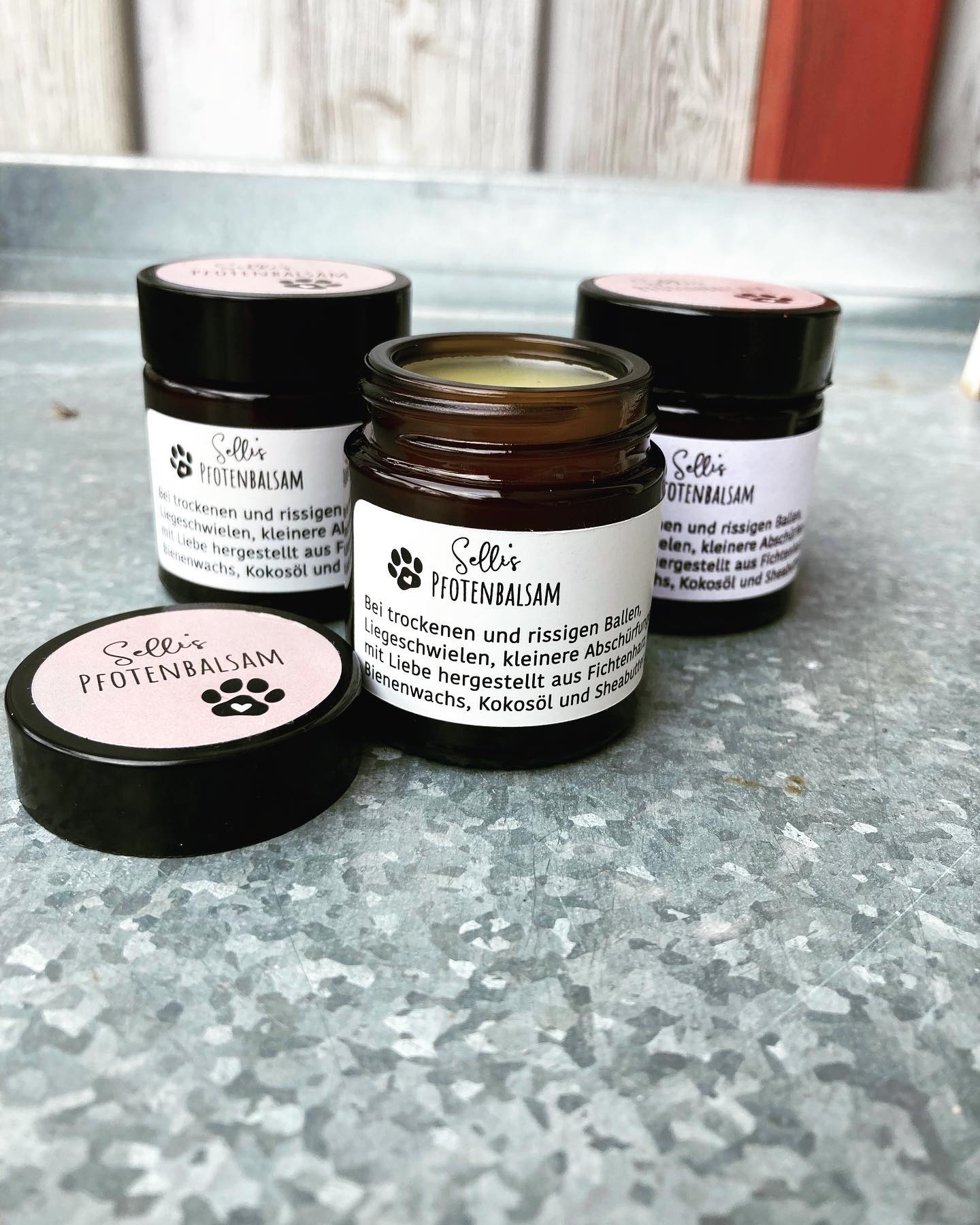 #sellispfotenbalsam🐾
Für trockene, rissige Ballen,Liegeschwielen,kleinere Abschürfungen und Wunden.
Mit Liebe hergestellt aus
#fichtenharz
#olivenöl
#bienenwachs
#sheabutter
#kokosöl
Bei mir im Saloon erhältlich❤️
Design von @oh.lovely.box🤗🙏🏻😘 #riesenfreude😍