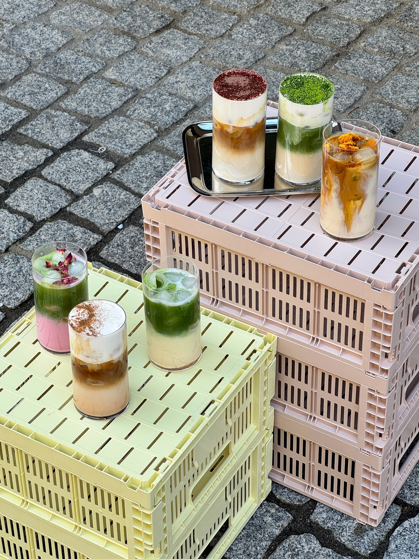 new seasonal drinks are here 🌸
rhubarb custard matcha:
matcha - vanilla oat milk - rhubarb syrup
pink rose matcha:
matcha - pink oat milk - rose syrup - edible rose petals
honeycomb latte:
espresso - oat milk - vegan honey syrup - homemade crushed honeycomb
carrot cake latte OR matcha:
espresso OR matcha - oat milk - carrot cake syrup - cream cheese foam - cinnamon
tiramisu latte OR matcha:
espresso OR matcha - oat milk - tiramisu syrup - cream cheese foam - cocoa or matcha powder
available now 🤍