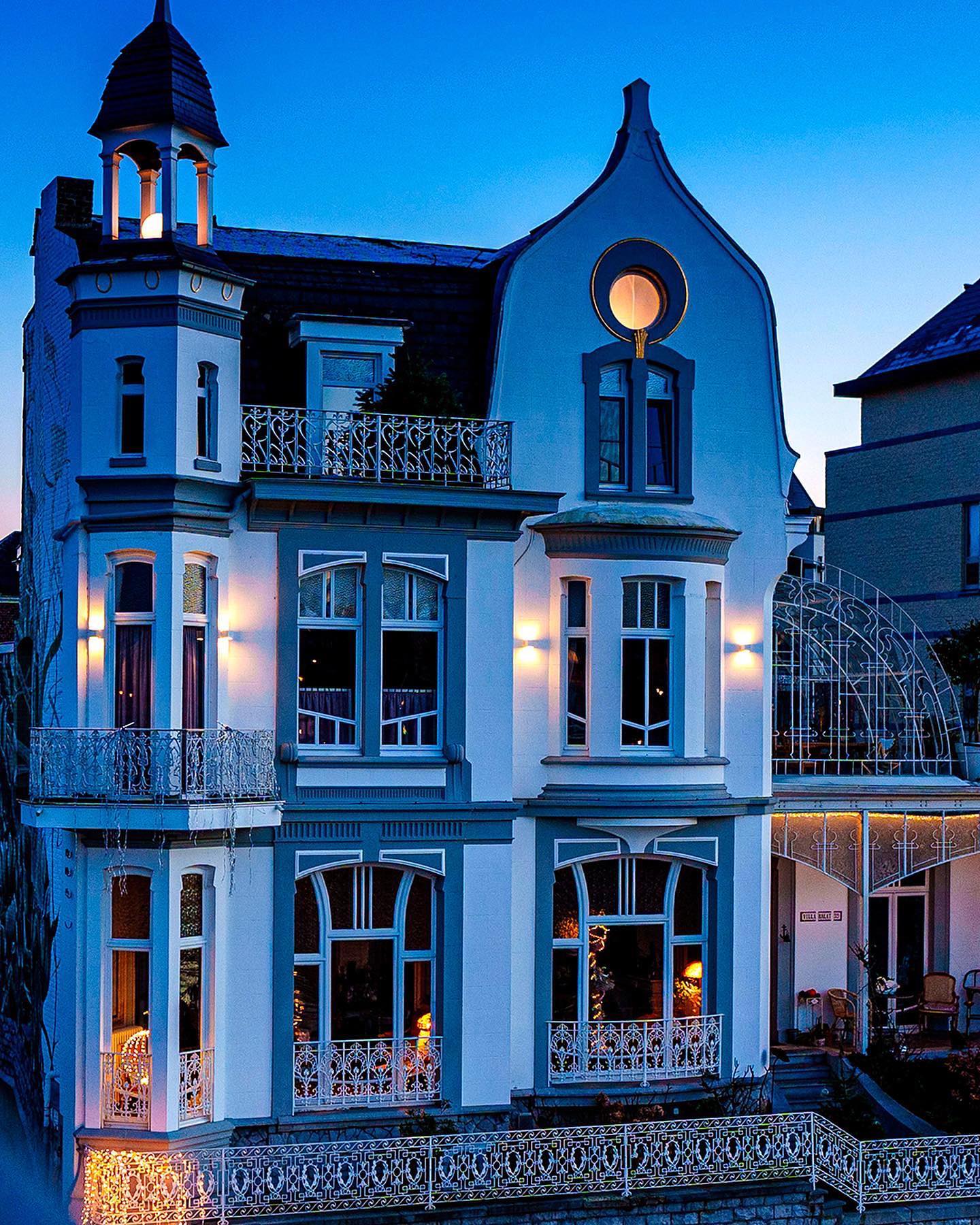Souvenez vous, nous vous avions déjà présenté ce petit bijou belge : @villa_balat_belgium
Cette semaine nous vous le présentons de nouveau car nous ne voulons pas que vous passiez à coté de cette maison d’hôtes de charme. Restez bien attentifs…..
« 🏡Attribuée à un architecte royal, elle semble tout droit sortir d’un conte de fée, pas étonnant qu’elle soit la maison préférée des namurois.
🌞🌞Nous avons acquis cette impressionnante villa en bord de Meuse sur un coup de tête pour un coup de cœur. Un pari, un défi, un nouveau challenge. Entourés d’une équipe d’artisans passionnés, nous avons relooké toute la maison en … 5 mois !
🥰Nous lui avons redonné une âme, une nouvelle vie pour le plus grand bonheur de nos hôtes. Havre de paix à deux pas du centre historique, elle offre une vue de rêve sur la citadelle, le parlement wallon, l’Enjambée et la Meuse. Elle s’offre même le luxe d’un jardin en ville.
De quoi déconnecter, se ressourcer et prendre le temps de découvrir, partager, déguster, visiter …
🚴🏻Pour nos hôtes attentifs au tourisme vert, sachez que notre maison est accessible en vélo (EuroRavel), en train et on pourrait dire en bateau A deux pas, nous avons désormais un parking disposant de bornes électriques.
👌🏻Amoureux de notre belle ville, nous disposons d’une multitude de bonnes adresses pour les amateurs de bonne chère, fans de musées, sportifs, randonneurs. Namur et sa région regorgent de trésors, il ne tient qu’à vous de les découvrir !
👋🏻Bienvenue à la maison, nous avons déjà mis les bières locales au frais … »
Muriel, Bernard et la bullette Pika. #maisondhotesdecharme #architecture #namurbelgium #namur #detente #guestandhousevousinvite #jeuxconcours #jeuxconcoursinstagram #vacances
