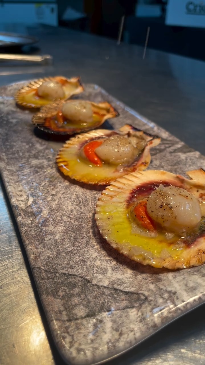 🔥 Zamburiñas a la brasa con katsuobushi
Una elaboración donde el producto marca el camino.
Nuestras zamburiñas, tratadas con precisión a la brasa, se acompañan del carácter del katsuobushi, aportando profundidad y matices sin perder su esencia.
Sencillez, técnica y respeto por el producto. Así entendemos nuestra cocina.
¡Ven y comparte buenos momentos con nosotros en El Soto de Vulcano!
El Soto de Vulcano 🔥
📍 Carril del Soto, 14. (Junto al paseo del Malecón)
📞 667 384 568 / 968 953 945
#ElSotoDeVulcano #Zamburiñas #CocinaDeFuego #ProductoDeCalidad #MurciaGastronómica #Katsuobushi #Brasa #ReservaYa