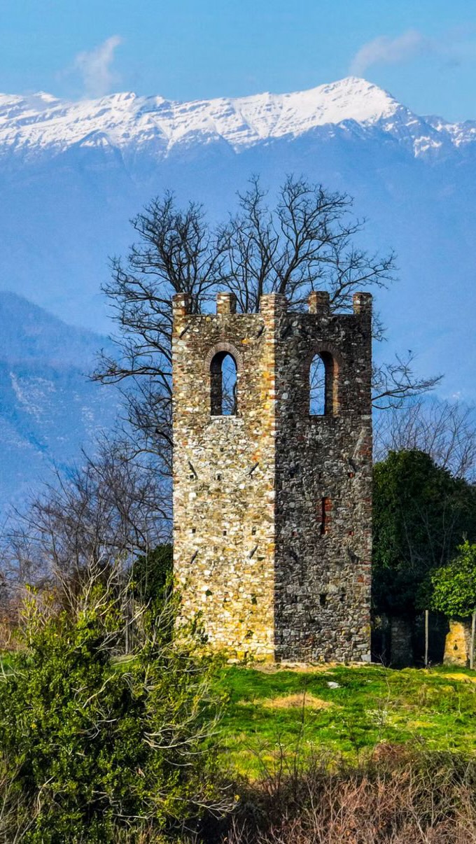 Completato l’intervento di conservazione, restauro e valorizzazione della torre campanaria del Presidio di Montecatino, nel Comune di Lucca, in frazione Cappella.
Il progetto, realizzato nell’ambito del PNRR | M1C3, è finalizzato alla tutela e alla valorizzazione dell’architettura rurale e del paesaggio storico, restituendo alla comunità un bene di rilevante valore culturale e identitario .
Costruire Srl ha eseguito le lavorazioni previste, riconducibili alla categoria OG2, con interventi mirati al recupero e alla conservazione delle caratteristiche originarie del manufatto, nel rispetto delle normative vigenti e sotto la direzione tecnica dei professionisti incaricati.
Un intervento che conferma l’impegno dell’azienda nella riqualificazione del patrimonio storico, attraverso competenze specialistiche e attenzione alla qualità esecutiva.
#costruiresrl