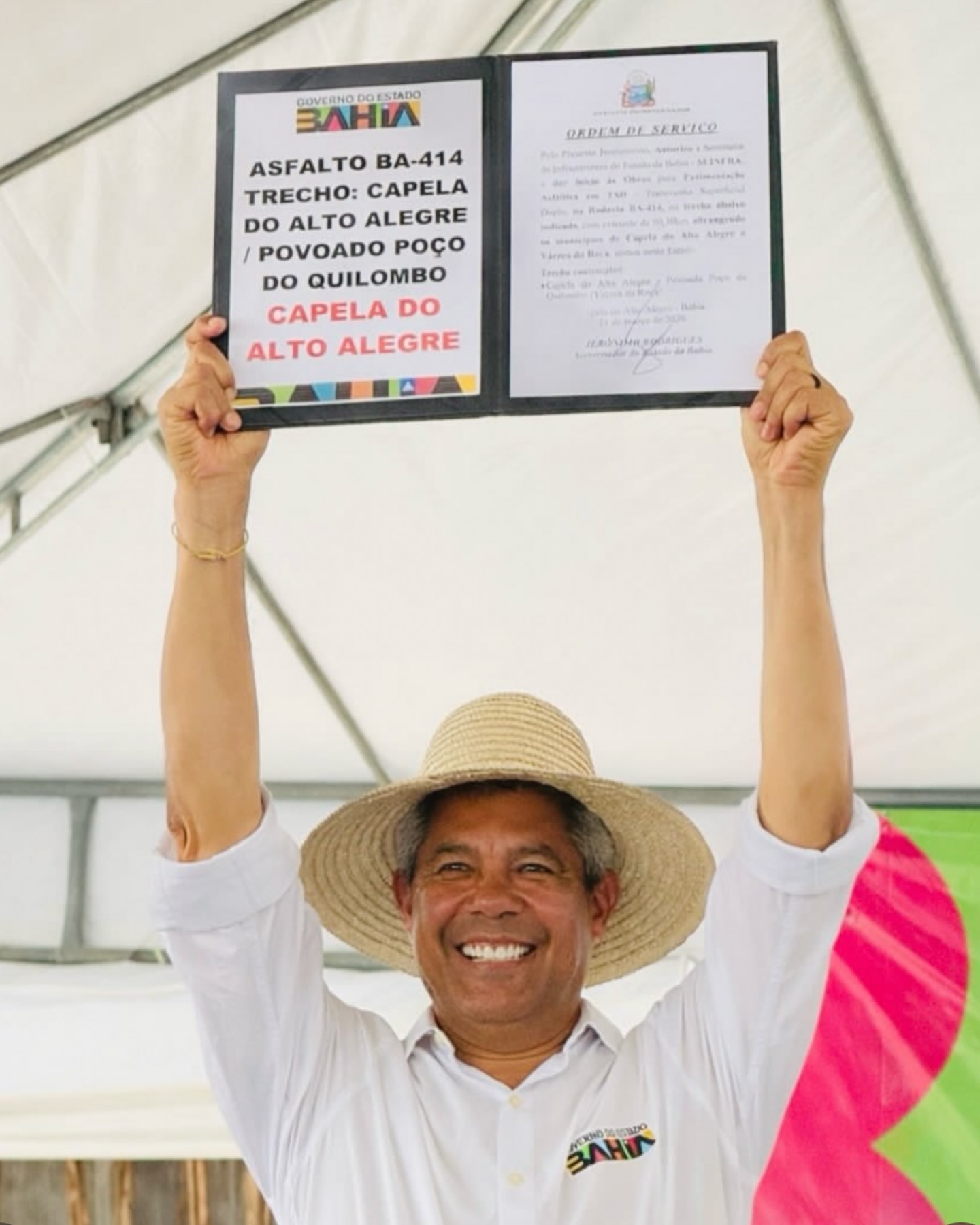 Encerramos uma agenda muito produtiva em Capela do Alto Alegre, ao lado do governador Jerônimo Rodrigues, marcada por importantes entregas, inaugurações e novos anúncios para o município.
Avançamos na educação com a modernização da escola de tempo integral, fortalecemos a segurança com a nova delegacia e o pelotão da Polícia Militar, e realizamos entregas que melhoram a vida do povo, como equipamentos para a saúde, incluindo o Kit UBS, além de investimentos na agricultura e mobilidade.
Também demos mais um passo importante na infraestrutura, com obras de pavimentação e melhorias urbanas. E quero destacar uma conquista importante: assinamos a ordem de serviço para a nova estrada da BA que liga Capela do Alto Alegre a Várzea da Roça, uma indicação do nosso mandato, que agora sai do papel e vai começar a ser executada, garantindo mais mobilidade, segurança e desenvolvimento para toda a região.
E seguimos olhando para o futuro, com novas ações autorizadas, como o mutirão de mamografias, construção de passagens molhadas, calçamentos em diversas comunidades, asfaltamento e a construção de uma UPA Avançada.
É assim que seguimos: com trabalho, parceria e compromisso, levando desenvolvimento e mais qualidade de vida para o povo baiano!