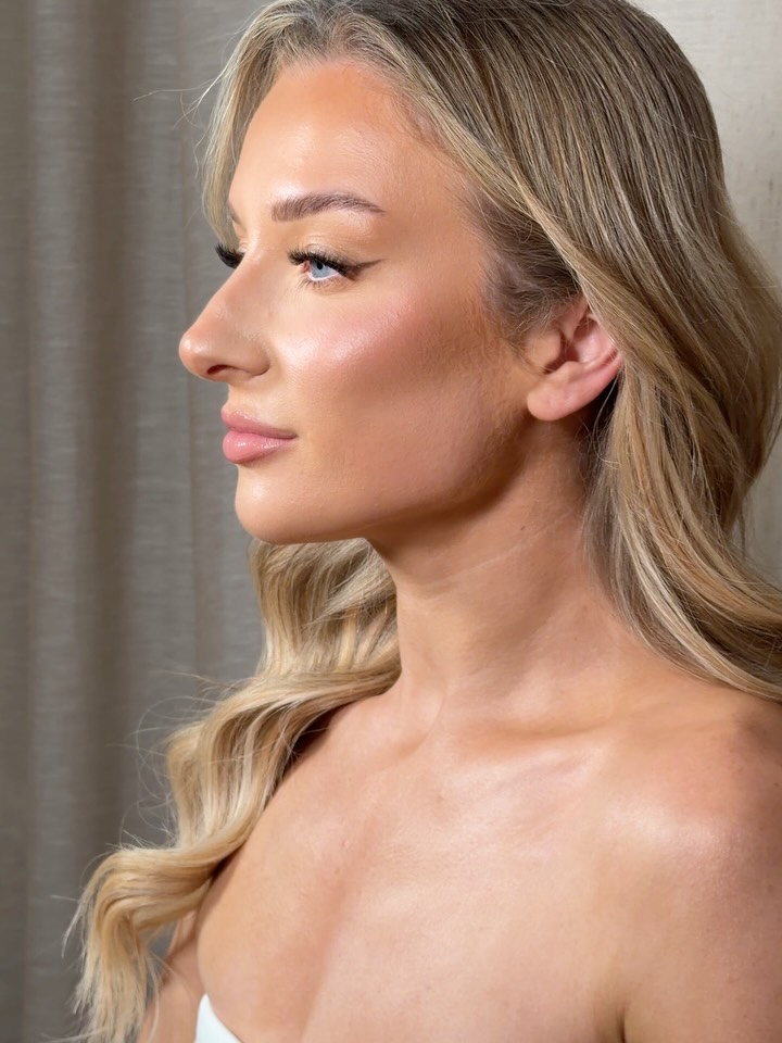 Secret snippets from my latest bridal tutorial exclusively with @thehomeofbridal 💌🎥🎞️
This is my signature glam which keeps me booked and busy all year long!
Learn in your own time and have lifetime access to:
🪄Creating an enchanted eye look which flatters and lifts the eye.
🪄 Learning my signature contour placement that I do on EVERYONE!
🪄 How to lock in your base to ensure your makeup lasts all day and night while looking flawless.
🪄My secret ‘dry to the touch’ glowy cheeks that feel light on the skin!
There is so much packed inside this in depth tutorial, I cannot wait for you to enjoy!
Link in bio!
Eleanor x