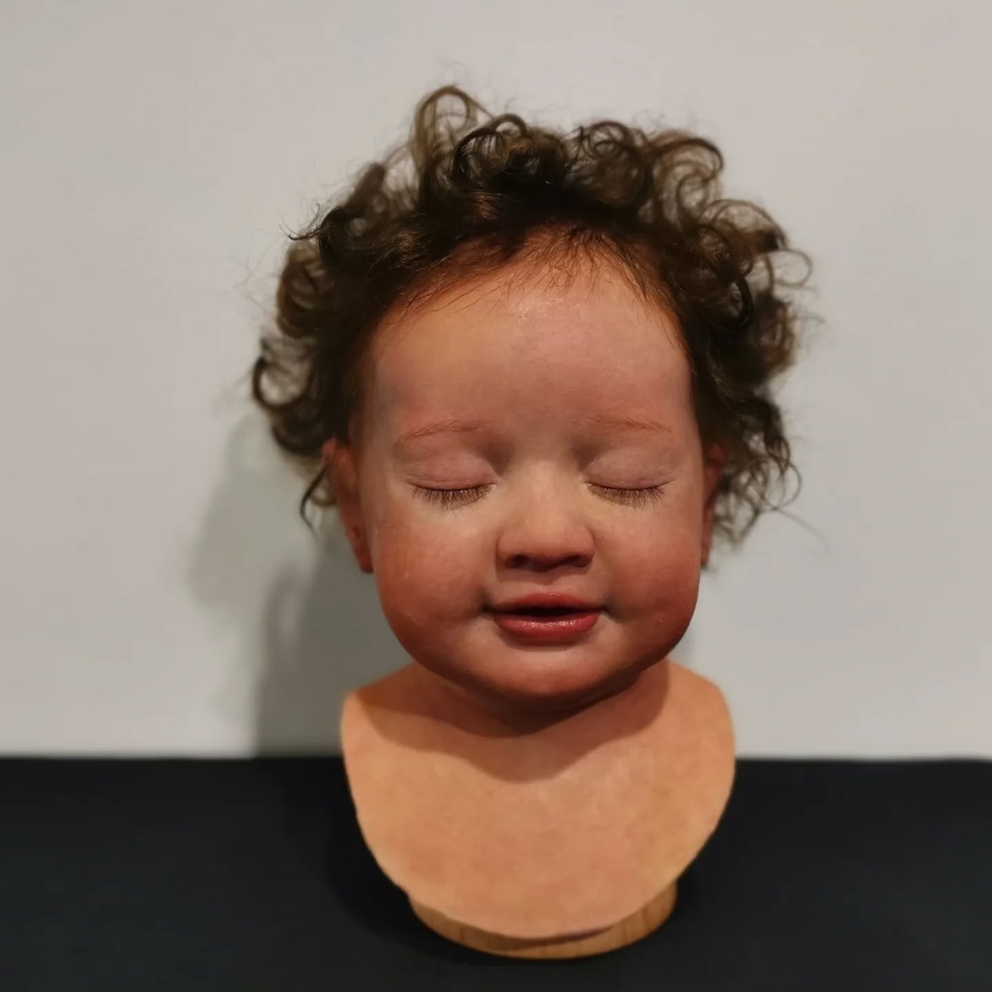 Photodump of our first @the_prosthetics_event
> Display head (Monster Mash exhibition)
> @juliejellyjumper best hairdresser in town
> Fake placenta (or diner table)
> Michelle bossing around
> Prematured baby having a break between talks
> Michelle asking for💲💵
> Cutest duo ever with @jamiemfx baby minotaur
> Lioness mums are the best
> Same hairdresser but other angle
> @mouldlife team practicing parenting skills
Huge thanks to The Prosthetics Event team, to Thiago, Mouldlife for having us, @mcoulier, @neillsmaterials and to every amazing people we talked to.
First Prosthetics, but not last!
@nolwenn_sfx @celinefragment @virginie_dahmane
#cinebaby #fakebaby #sfx #prostheticsevent #prosthetics #props #siliconebaby #sfxmakeup #makeupartist #makeuptutorials