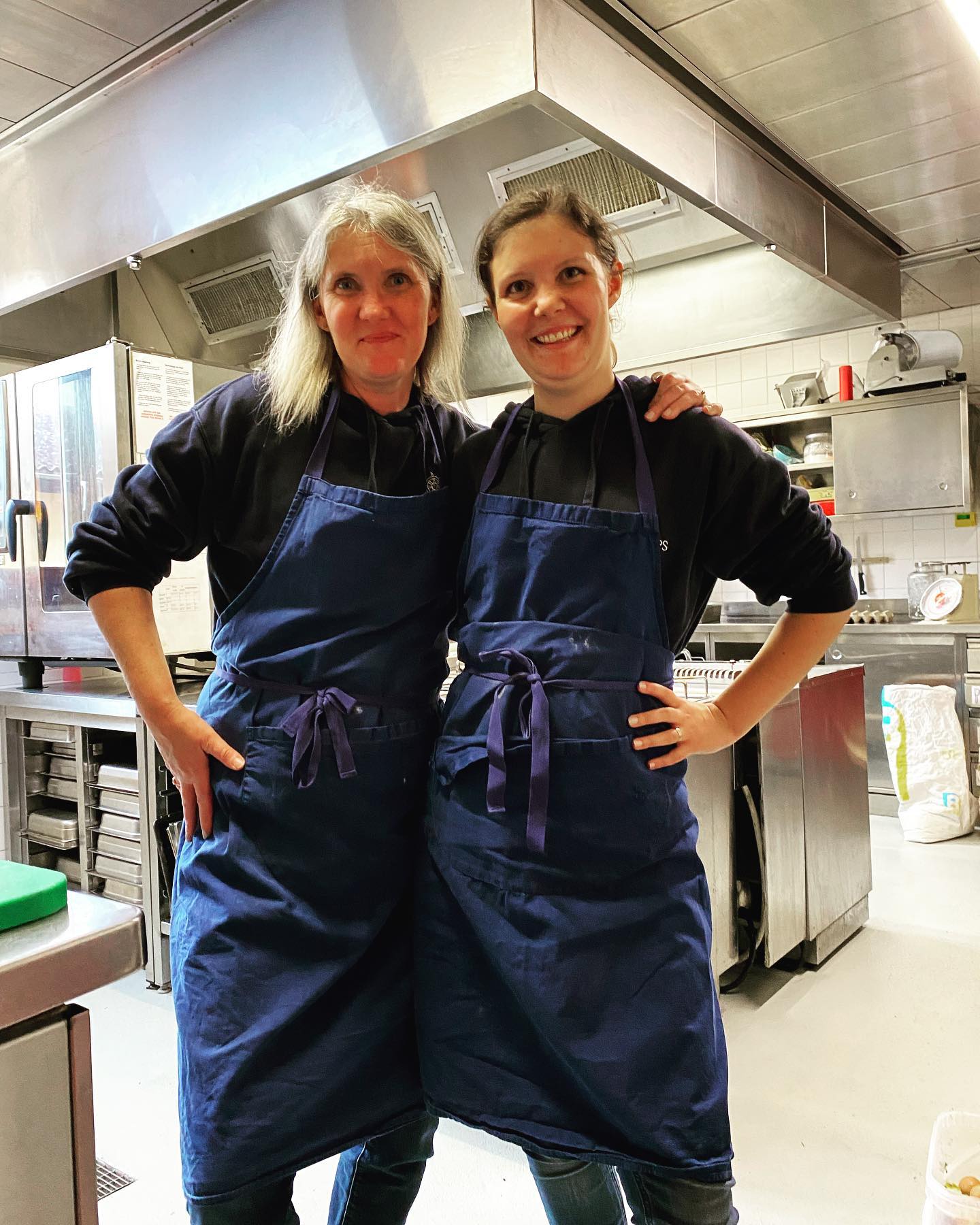 We are so thankful for these two chefs who brought nourishment to our bodies today! Sisters or mum and daughter? Let us know in the comments!
Nous sommes si reconnaissants envers ces deux chefs qui ont apporté de la nourriture à nos corps aujourd'hui ! Sœurs ou mère et fille ?
Dites-le nous dans les commentaires !