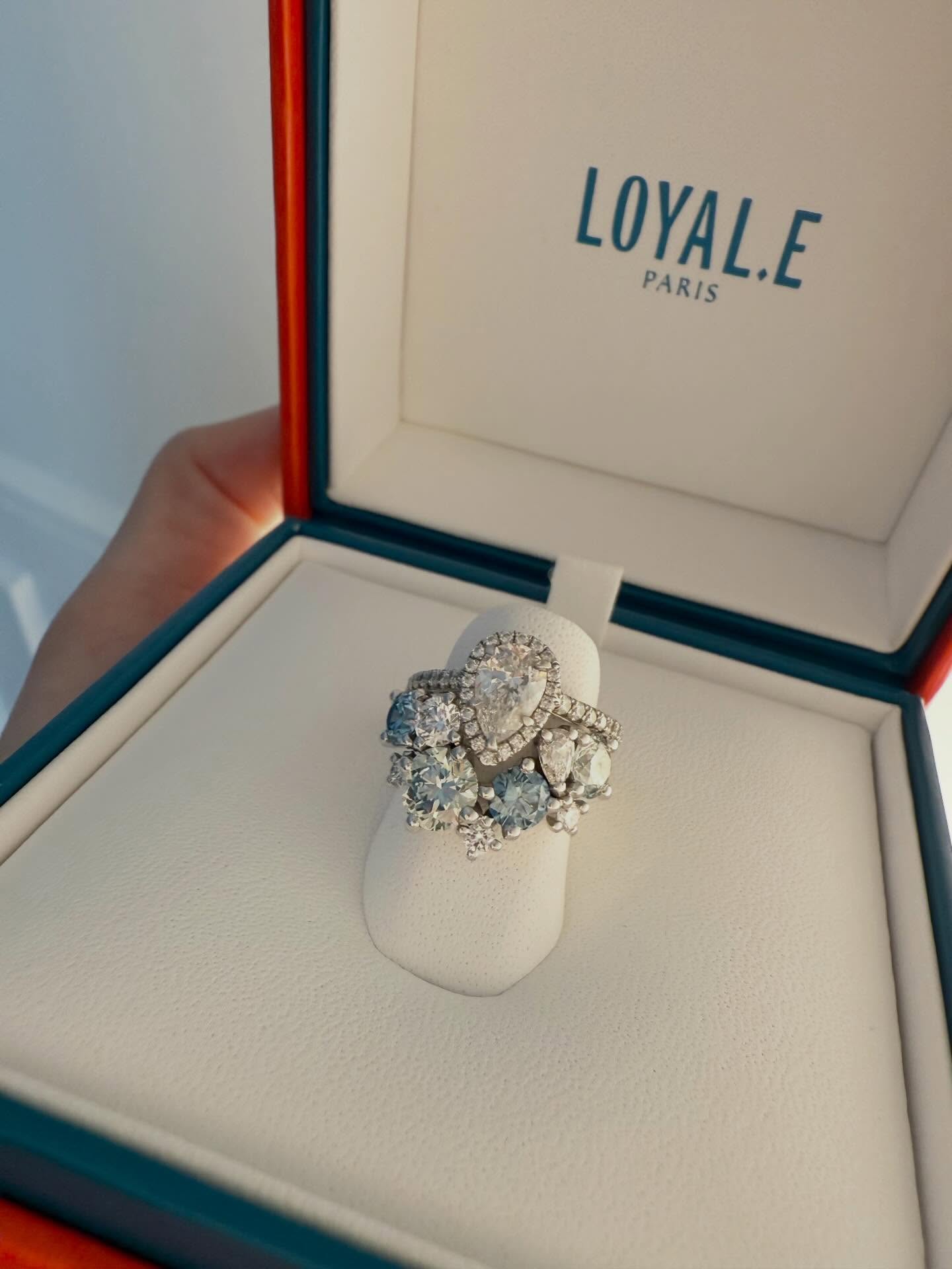 Sur mesure • Chez la Fileuse on a cœur de réaliser un mariage qui vous ressemble, nous n’avons d’ailleurs aucune limite à la personnalisation.
@tiffanyandco @loyaleparis
#baguesurmesure #baguedefiancailles #alliancefrançaise