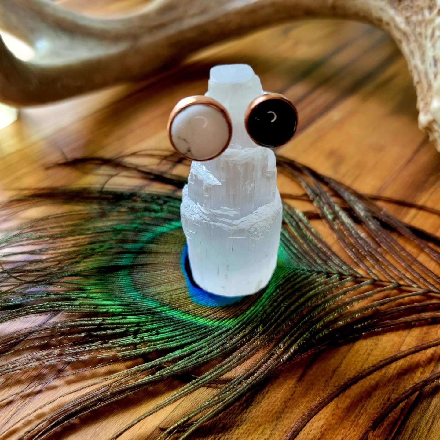 Magnesite & Black Onyx •Size 5• Silver spoon band with copper setting
#rings #jewelry #handmade #metalsmith #coloradometalsmiths #copper #silverjewelry #mountainjewelry