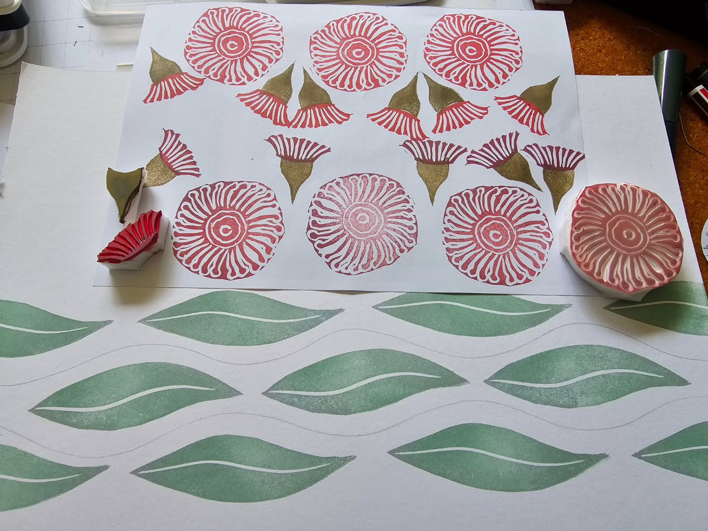 Playing with some new #carve stamps. It's the perfect activity to do after working with kids all day🤗 A new #printandstitch underway...
#handprinting #eucalypt #handprintedtextiles
