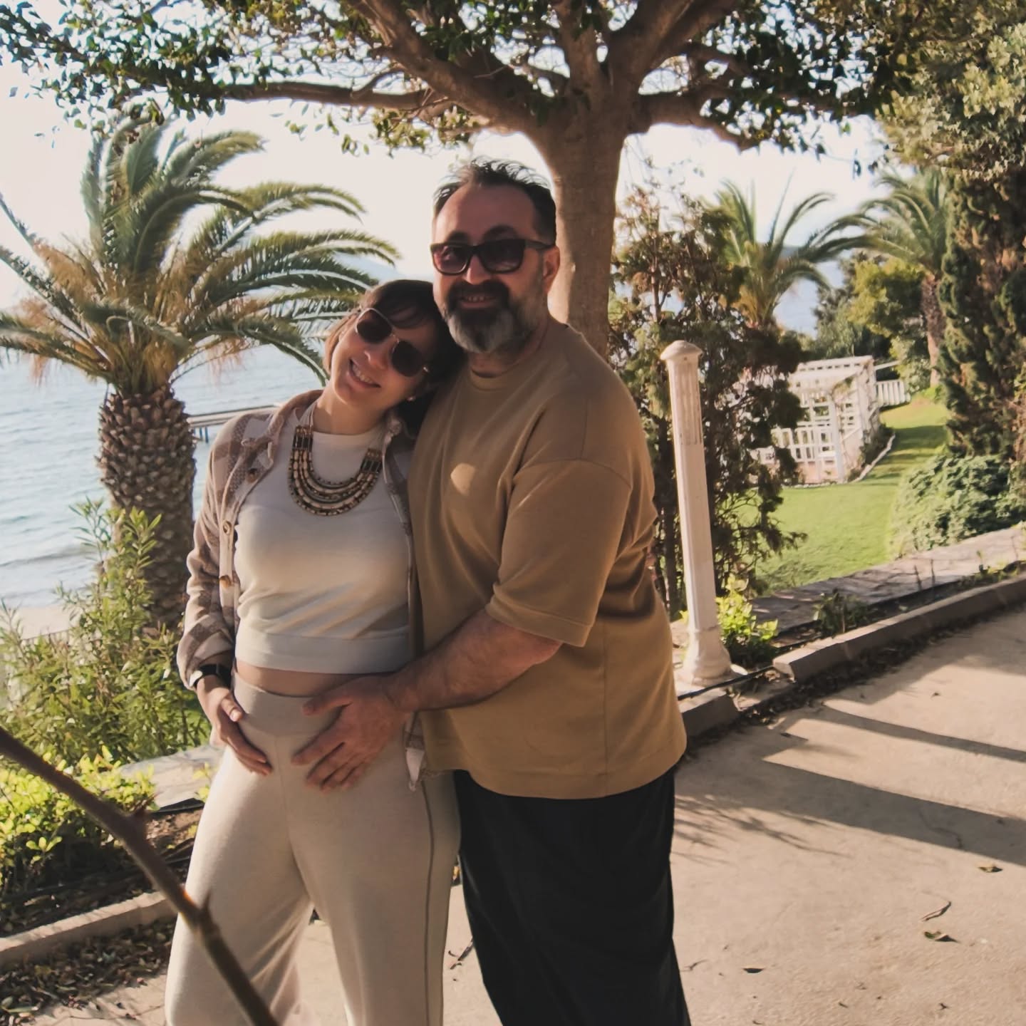 Hayatımda bir geçiş dönemine, bir döngüye daha merhaba 💜🌹🌟 Çok istediğim, çok beklediğim "anne olma" deneyimi hoşgeliyor hayatıma 🧿
İlişkimiz bebişimizle yeni bir boyuta taşınıyor 😊
Bu güne kadar herkesle paylaşmadığım, daha kendimle ve yakınımdakilerle geçirdiğim sınavlar, kayıplar getirdi bana bir evlat dünyaya getirme isteği. Çok şey ôğretti, çok şey kırdı yeniden yapılandırdı.... Ve sonunda bu Ruh için hazırladı 🙏 Çok şükür bu noktalara gelebildik , şifalandık💜
Herşey en güzel zamanda oluyor ...
İnşallah Allahım kucağımıza almayı, büyümesine eşlik etmeyi de nasip eder. Bu yaz evimize bir can daha geliyor. ( Güzel dualarınızı alırız 🧿🧿 )
Şimdilerde eski versiyonun ile vedalaşıp, yeni versiyonunu inşaa etme, muhteşem dişil yaratıma şahitlik etme sürecindeyim. Biraz korkuyorum bazen , bazen inanılmaz bir teslimiyetteyim. Gitgelli yani 😊 kadın olmak 101 😋
Artık bu haberi buraya da bırakmak istedim 🌹 rahatlamaya bir adım atmak gibi diyebiliriz galiba.
Çok çok sevgiler herkese