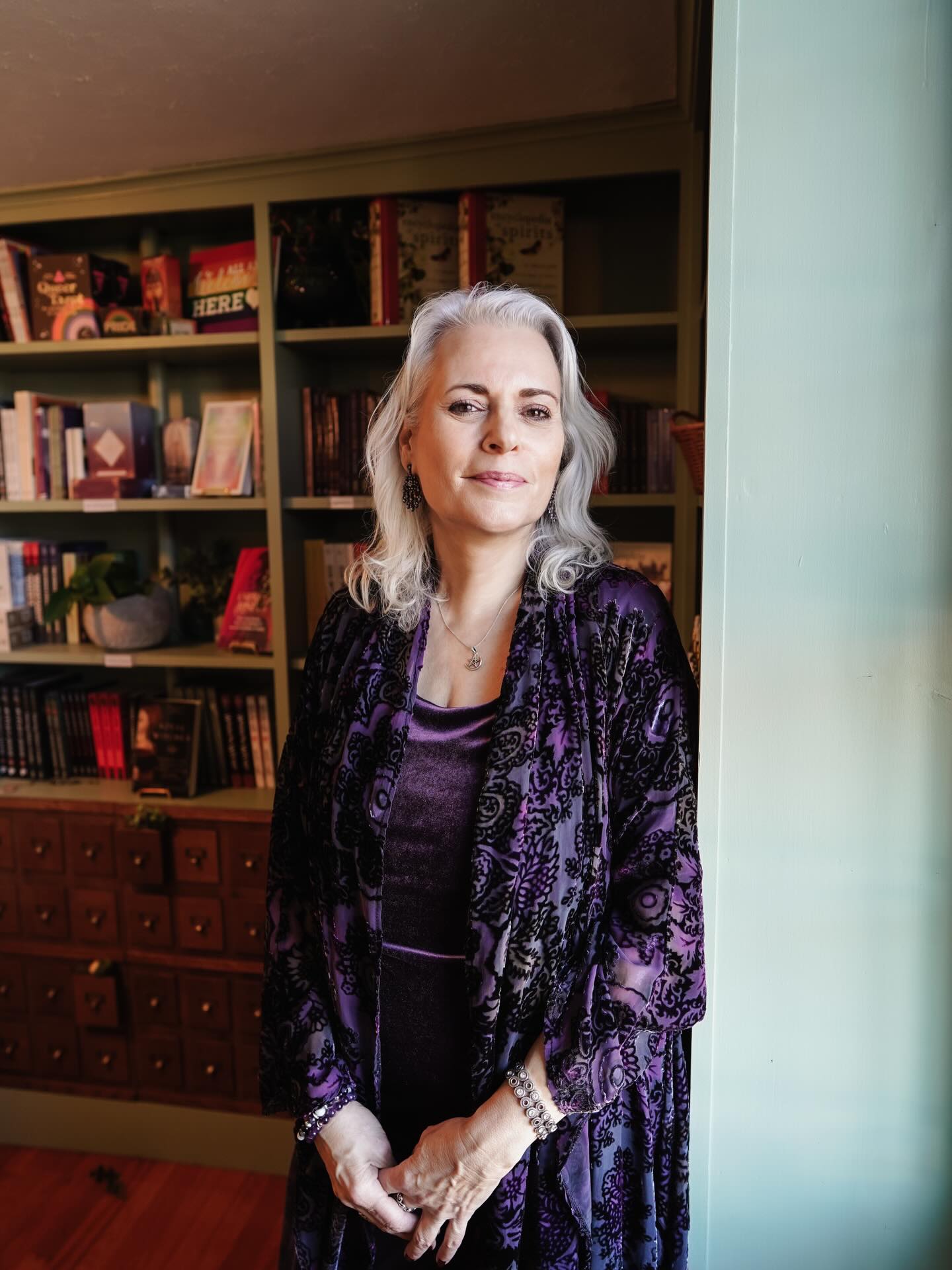 🌿 Harmonize Your Spirit with Sarafina🌿
Step into a realm of healing and transformation with Sarafina Jade, our Reiki Crone at Tea & Tarot. With over 50 years of magickal wisdom, her sessions blend energy work and rituals to awaken your authentic self.
📖 Born into a lineage of wise women, Sarafina has devoted her life to mastering the arts of herbalism, Reiki, and mystical guidance. As a certified yoga teacher, Reiki master, and wellness consultant, she has seamlessly woven her deep understanding of the natural world into her teachings. Her journey as a mystic and teacher is dedicated to empowering others, guiding them through the transformative phases of Maiden, Mother, and Crone. Sarafina’s practice is an enchanting blend of timeless wisdom and modern insight, creating a welcoming space for those seeking clarity and growth.
During a Holistic Reiki Session, Sarafina works with your aura, past lives, and the powerful archetypes of Maiden, Mother, and Crone. It’s a relaxing, fully clothed experience in our spa room, where Sarafina will channel insights and offer practices to reconnect your body, mind, and spirit. Each session is your unique journey for those seeking clarity, empowerment, or healing.
🪴 While Reiki is central to her practice, Sarafina also offers guidance through customized spells and past life journeying, helping you manifest the magick you seek. After a session with Sarafina, you’ll leave feeling rejuvenated, centered, and empowered to embrace your path with renewed confidence and grace.
Ready to transform your energy and invoke your true self? Book a session with Sarafina at our Clinton location today. 🕊️
#TeaAndTarot #Reiki #EnergyWork #Connecticut #ClintonCT