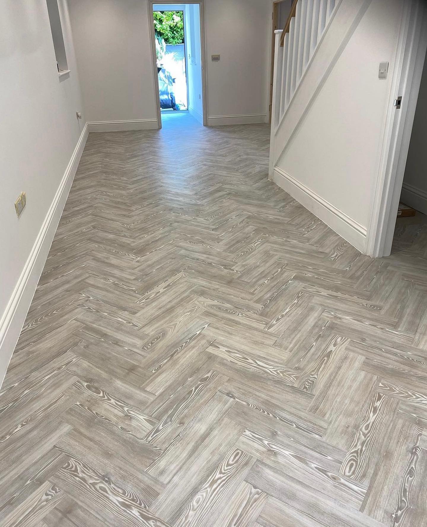 Amtico Herringbone laid over underfloor heating. A particularly uneven surface made perfectly even using 2 coats of latex screed for a beautiful end result.