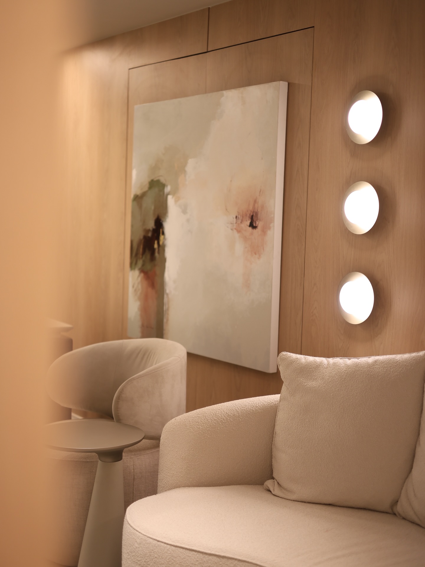 Detalhes da @aurorawellness.clinic
Um projeto que eu vi nascer na mente brilhante da minha irmã @isabelaarp e ganhar forma a partir da união de talentos que acreditam no poder do bem-estar @drleandrovaz @patjustinovaz @alinegbaggio @henriquereinert @dra.amandamarcal @rodrigomendanhanutri @leticiamenda
Com projeto assinado por @marcellomoreira_ e produção @testonistudios , a Aurora nasce como um espaço de reconexão.
Mais do que uma clínica, um lugar onde corpo, mente e espírito se encontram, traduzindo em cada detalhe o verdadeiro significado de wellness.
Hoje celebramos o início de um novo ciclo. ✨
Obras de arte @divinogaleria
Adornos @objeto.casa