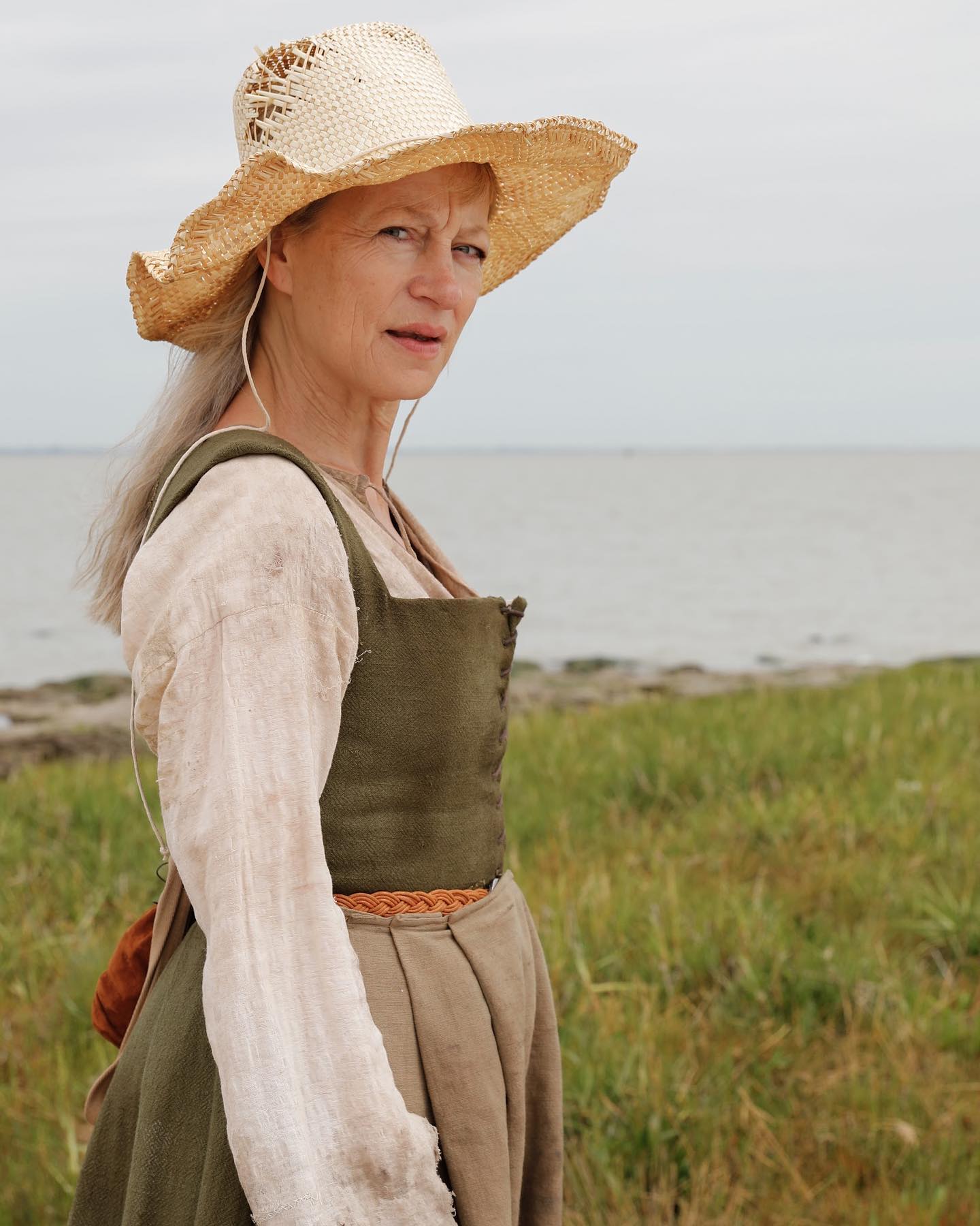 🌿Helen🌿
Played by the amazing @tamzingriffin77 in ‘Gossip’ which we finished filming a couple of days ago, and I’m far enough through derig to start posting some photos!! Directed by @hanlaren and produced by @jvymeris
Getting the costumes ready for this film was hella stressful and fun all rolled into one! Get ready for endless photos from this shoot!!
Costume:
•Hat made by @lucysavagecostumes
•Shift and Apron hired from @thersc costume hire
•Kirtle made by me with linen from @minervadotcom and pattern by @thetudortailor
Hair and Makeup by @looksbyanamaria
Beautiful photos by @sashaliiii
~ #costume #costumedesign #costumemaking #tudorfashion #elizabethanfashion #17thcenturyfashion #16thcenturyfashion #1602 #kirtle #tudorkirtle