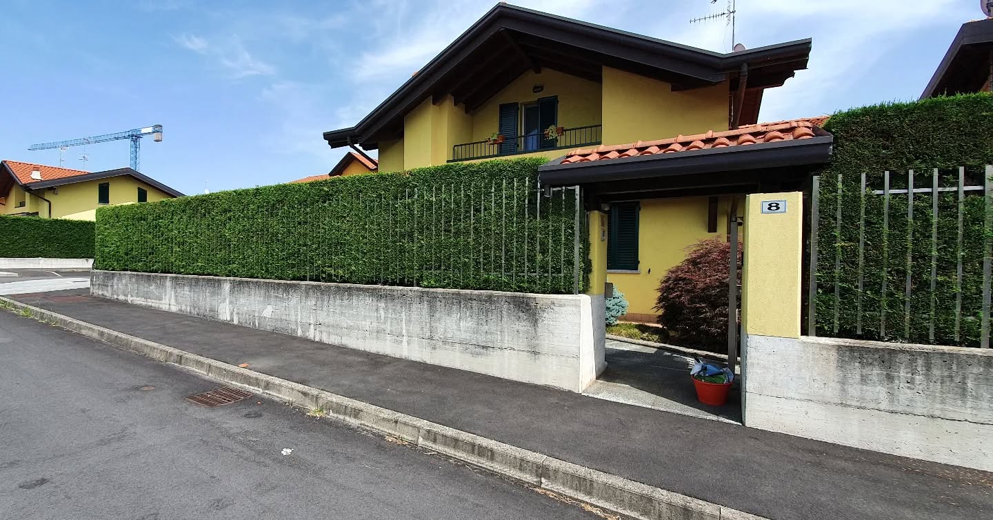 Potatura siepe di cipressi di Leyland.
.
.
.
.
.
.
.
#aiuola #fiori #giardino #garden #piante #verde #aiuole #giardinaggio #giardini #flowers #green #prato #giardiniere #giardinieri #manutenzione #aiuolafiorita #gardening # #giadiniere #plants #landscape #granulati potatura# siepi