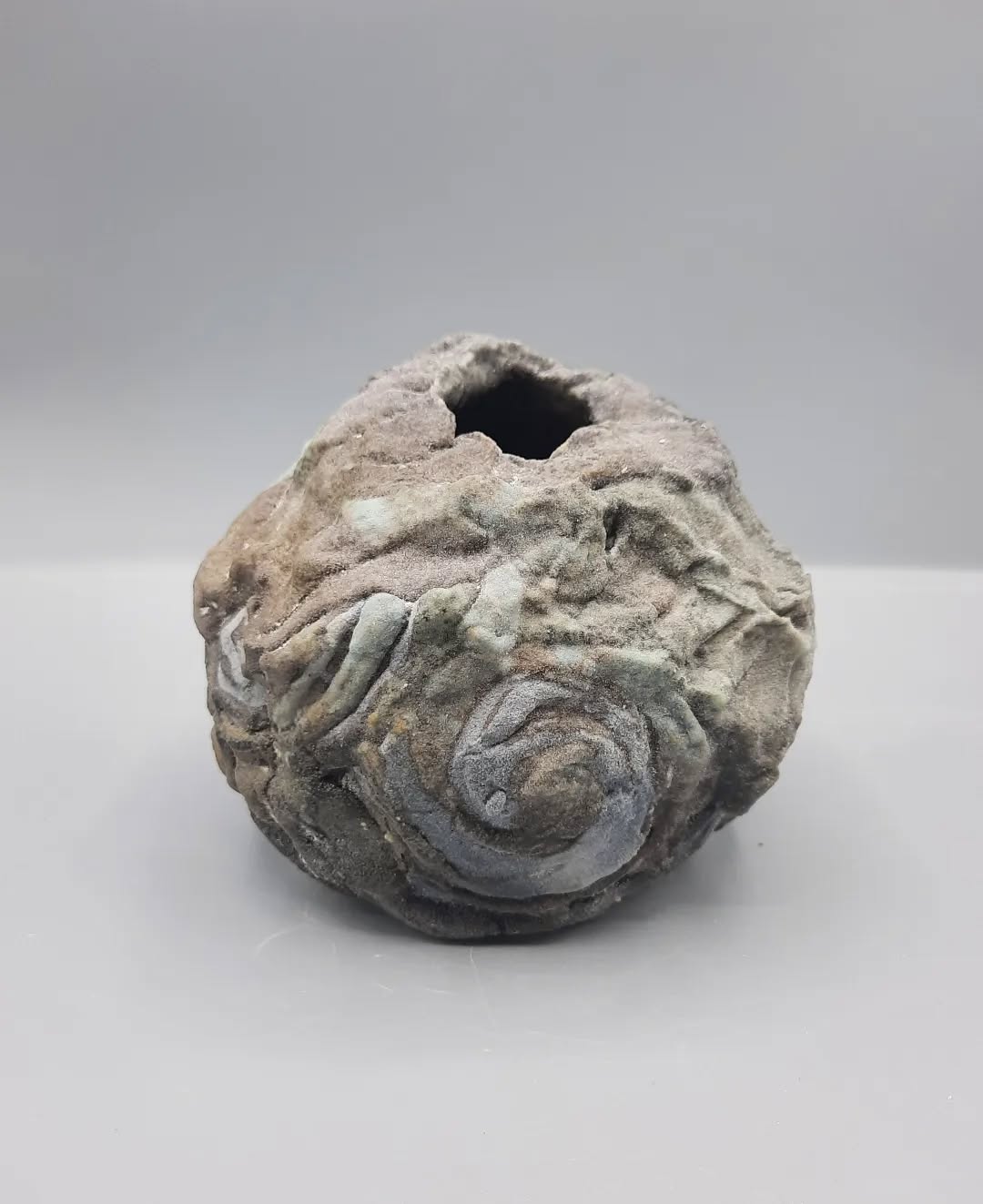 I created this kilnformed glass vessel in response to my recent visit to the Swartigill Dig - exploring my connection to the land and the people that once occupied it....
#Swartigill #archaeology #archaeologicaldig #Caithness #yarrows #yarrowsarchaeologicaltrail #kilnformedglass #artglass #vesselform #landscape #yarrowsheritagetrust #contemporaryglass #caithnessbrochproject