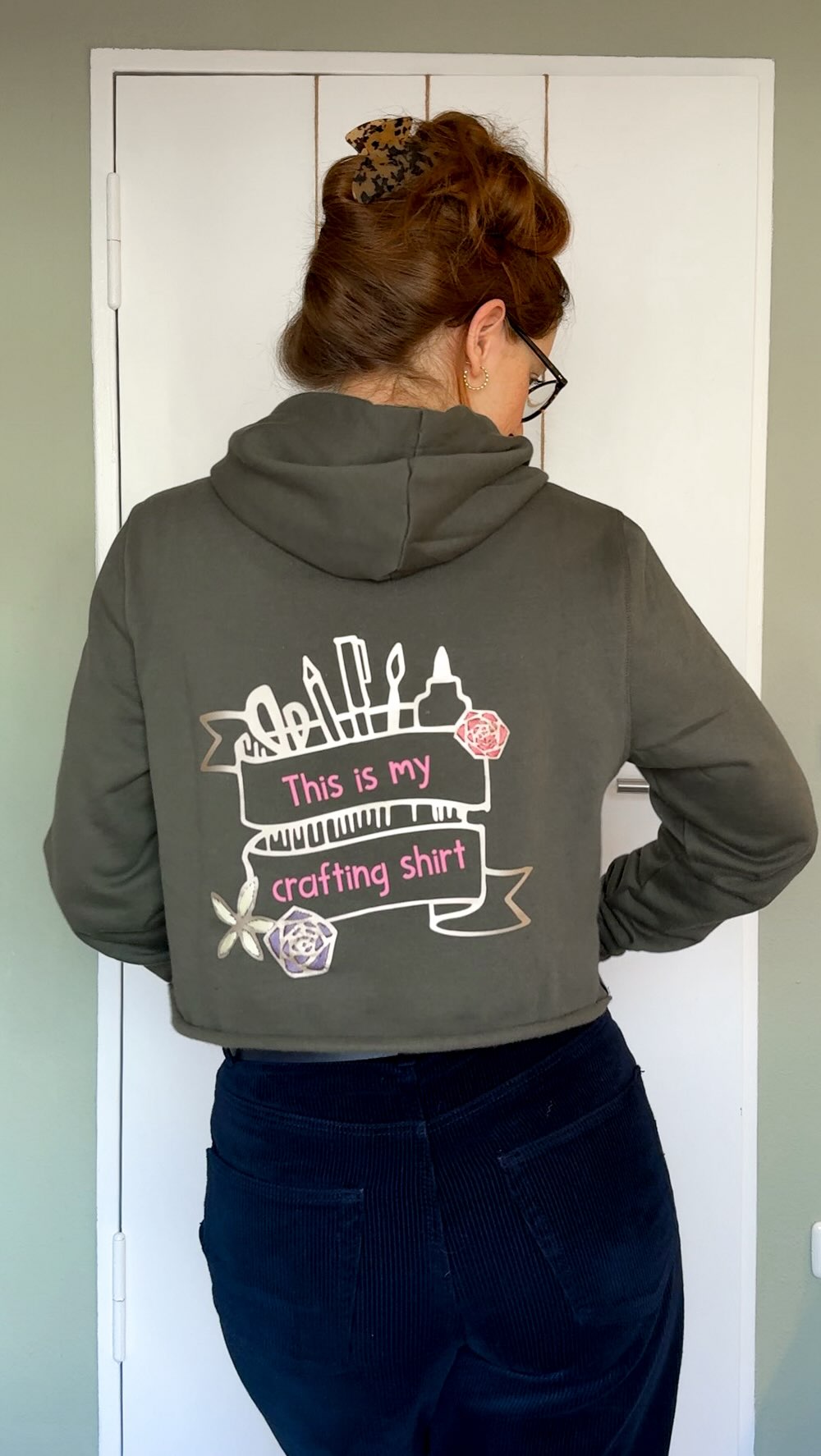 ✨ Hoodie-Upgrade mit DIY-Vibe ✂️💛 𝚆𝚎𝚛𝚋𝚞𝚗𝚐
Dieser etwas zu groß geratene Hoodie brauchte dringend ein Update — also: Schere raus und los geht’s! ✨ Ich habe zuerst die Tasche abgetrennt und den Schnitt etwas gekürzt, bis die Länge perfekt war.
Für das Feintuning kam dann mein neuer Cricut Explore 5 zum Einsatz 👀 Die neue intelligente Schneidemaschine aus dem Hause Cricut macht solche Projekte einfach super schnell und präzise 💛
Damit habe ich mir aus Iron-On ein cooles Motiv für die Rückseite ausgeschnitten, entgittert und mit der Easy Press in zwei Schritten aufgepresst.🔥 Aus einem kleinen Folienrest ist noch eine Garnrolle für die Vorderseite entstanden 🧵
Mit einer stumpfen Sticknadel und passendem Garn liebevoll habe ich dann ein paar Details nachgestickt. 🌸
Zum Schluss noch die Seitennaht fixiert und fertig ist mein ganz persönliches Crafting-Shirt. Ich lieb’s total! Was sagt ihr zum Ergebnis? 🫶
Das Projekt findet ihr auf meinem Profil in Design Space, der kostenlosen Software von Cricut.
👉 Wenn ihr euch die verschiedenen Cricut Maschinen anschauen wollt, findet ihr den Link dazu hier im Profil 💻
#cricutyourideas #Cricut #Upcycling #diyfashion