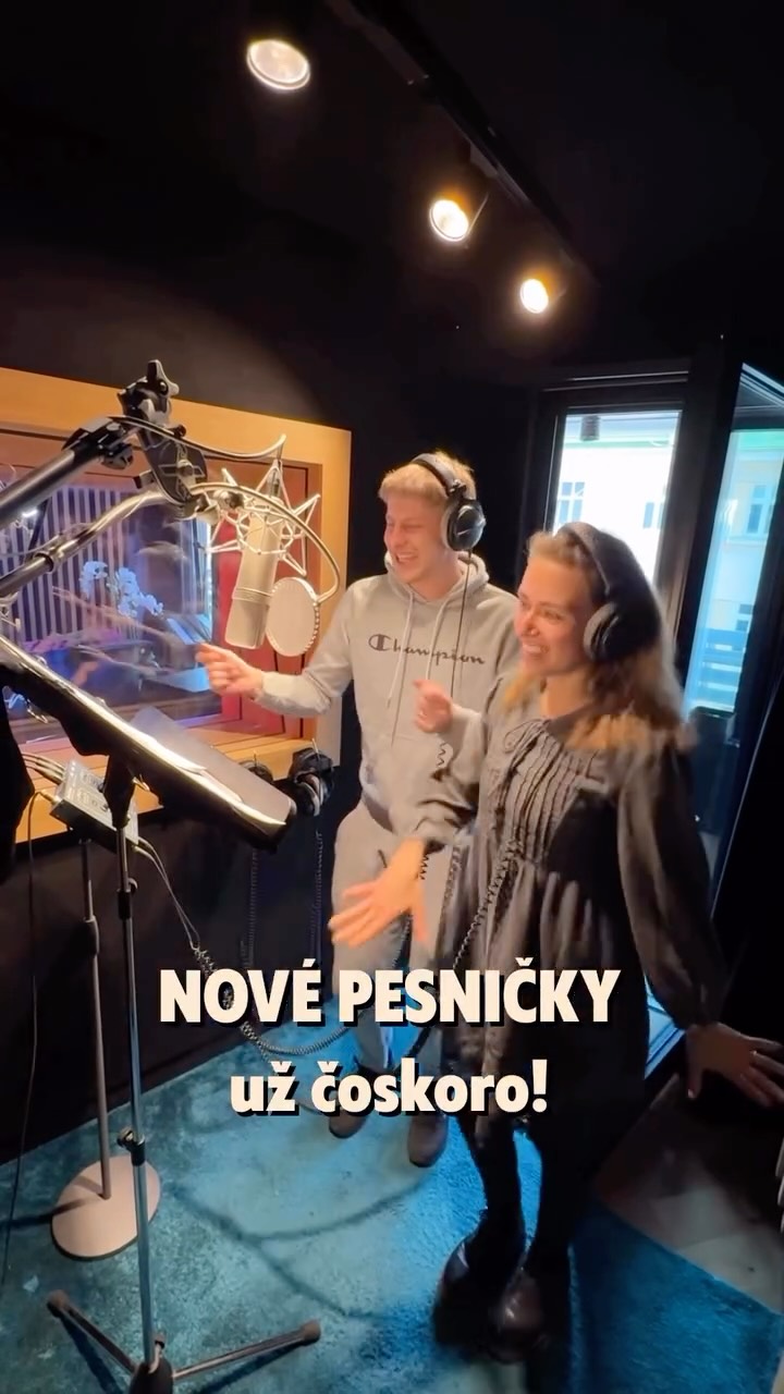 Neúnavne pracujeme na dokončovaní všetkých detailov, aby sme vám už čoskoro priniesli celý nový album! 😎
Poďte sa s nami pozrieť do krásneho štúdia Vox Populi v @muzikalova.akademia_rds kde to všetko vzniká! 😍
Naše nové CD-čko nesie príznačný názov HUDBA NÁS BAVÍ 🎶 a verime, že rovnako bude baviť aj vás! 🙏 Krstíme už 23.5. v @park_oddychu_inspiro ❤️
#miskosliskou #hudba #predeti #staytuned #music