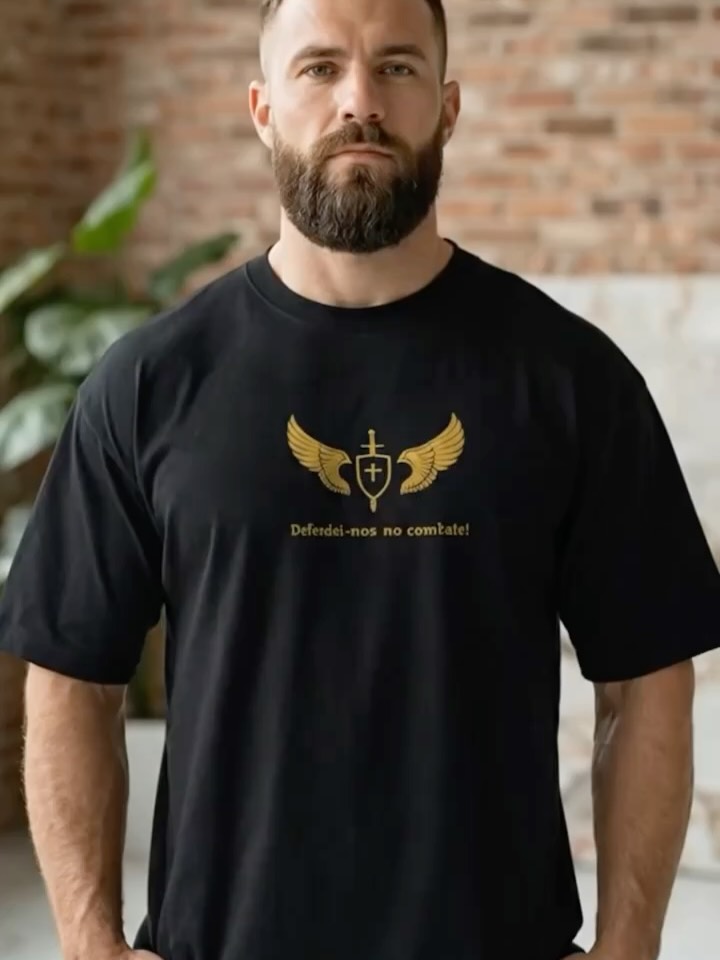 Camiseta São Miguel Arcanjo: A Fé como Armadura
O nome Miguel carrega uma das perguntas mais poderosas da história: “Quem é como Deus?”. Na tradição cristã, São Miguel Arcanjo é o símbolo máximo de proteção, coragem e combate espiritual. Esta camiseta foi criada para ser mais do que uma peça de roupa; é um lembrete diário de força. Feita para quem não recua diante das batalhas cotidianas e escolhe defender a verdade. Vista sua fé, vista-se de Fides ✨
#saomiguelarcanjo #armadura #proteção #fides #usefides
