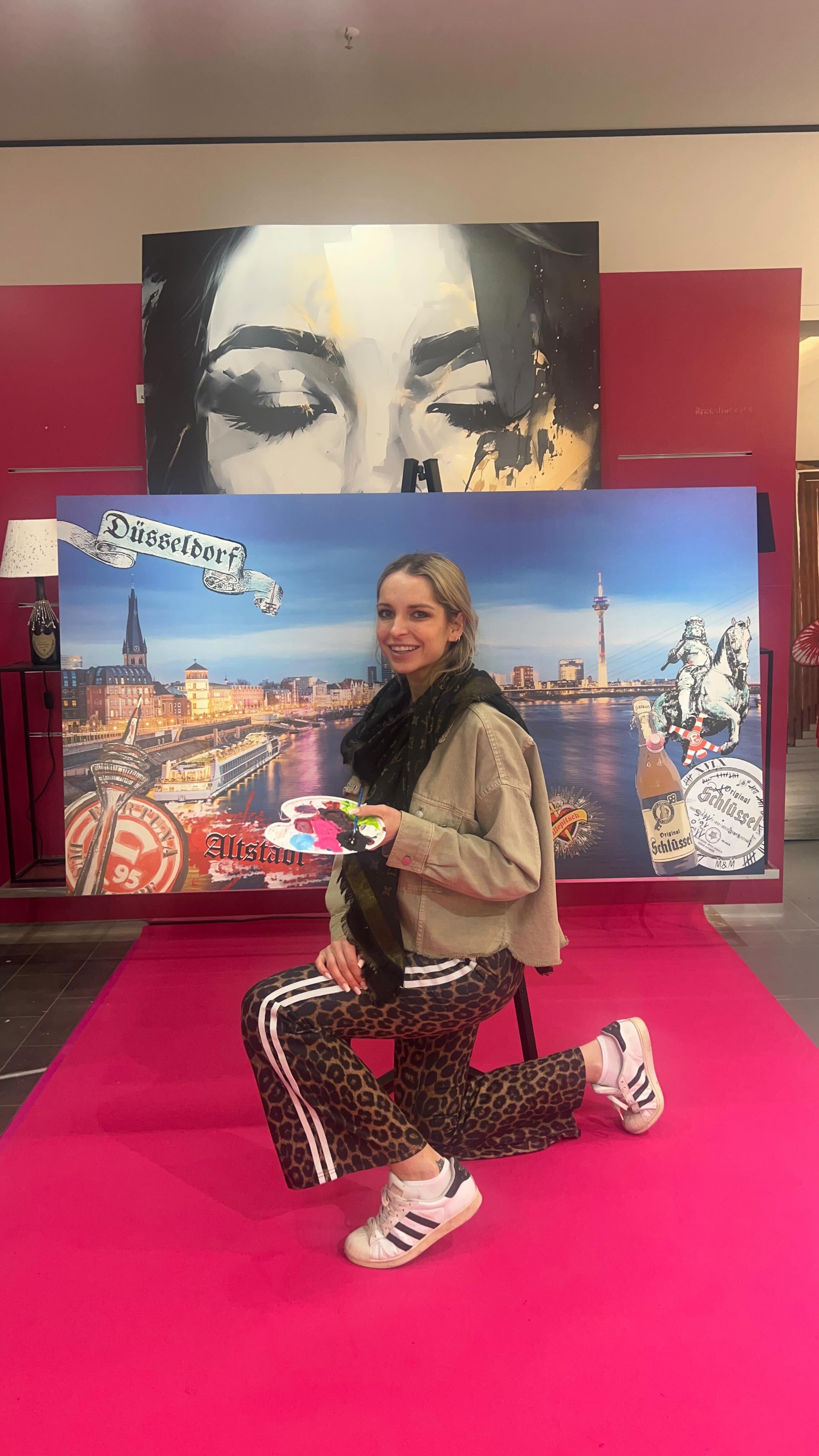 ✨ Ein ganz persönliches Kunstwerk ✨
Dieses Bild ist ein individueller Kundenwunsch – voller Details, die verbinden: Lieblingsstadt, Emotionen und echte Heimatgefühle ❤️
Hier durfte ich Düsseldorf auf Aluminium zum Leben erwecken – mit allem, was dazugehört: Fortuna, Schlüssel, ein Schnäppschen Killepitsch...
Genau das ist meine Leidenschaft: Eure Geschichten in Kunst verwandeln. 🎨
Du möchtest auch deine Stadt oder einen besonderen Ort als einzigartiges Kunstwerk?
Ich kreiere dein persönliches Bild – individuell, emotional und genau nach deinen Wünschen. ✍️
Schreib mir einfach eine Nachricht 💌