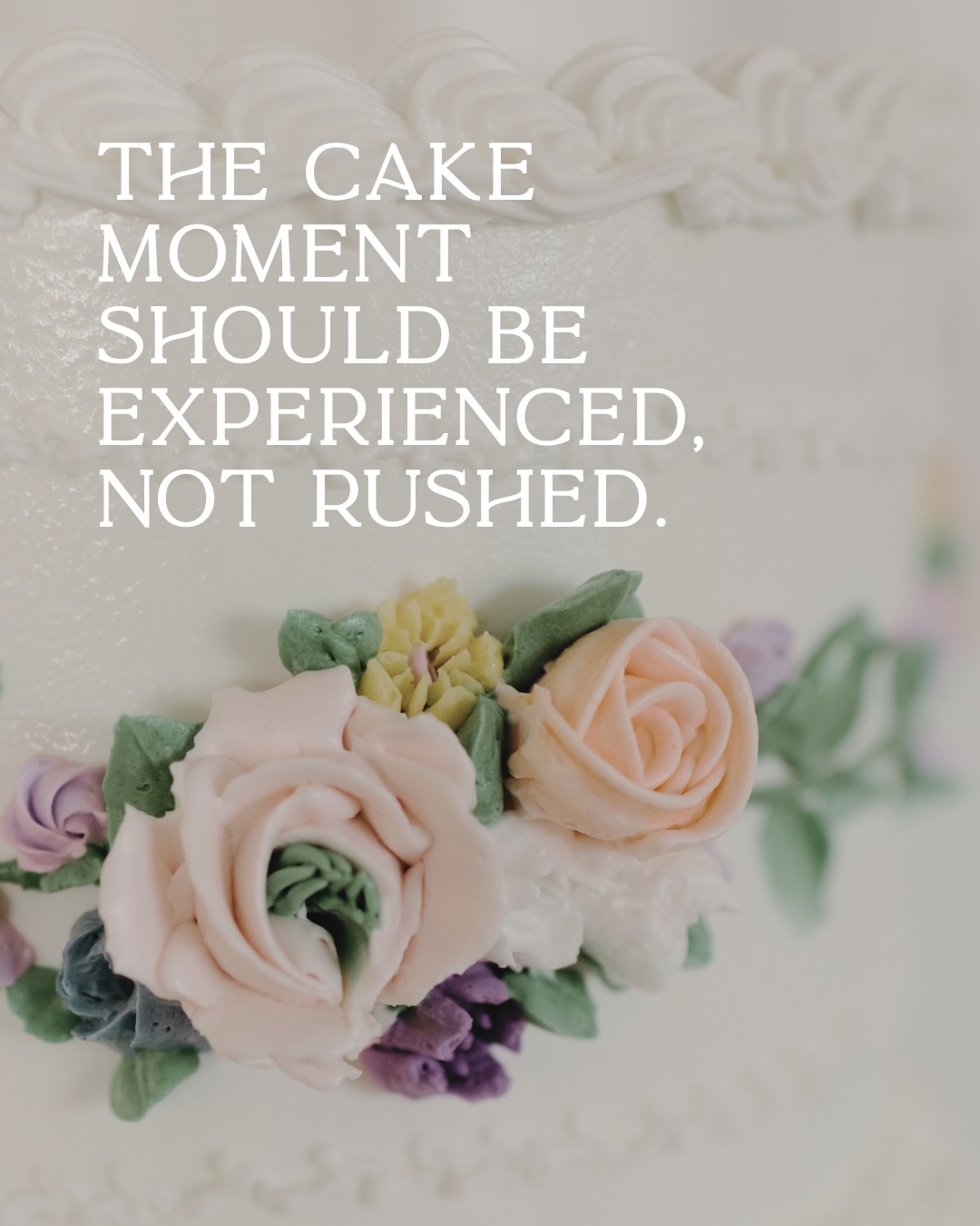 The cake cutting moment deserves more than a rushed timeline! It’s a pause. A chance to stand together and breathe it all in.
Couples who savor it give it space. They choose when it happens, not just where it fits. It’s not another task. It’s a moment you feel 💕