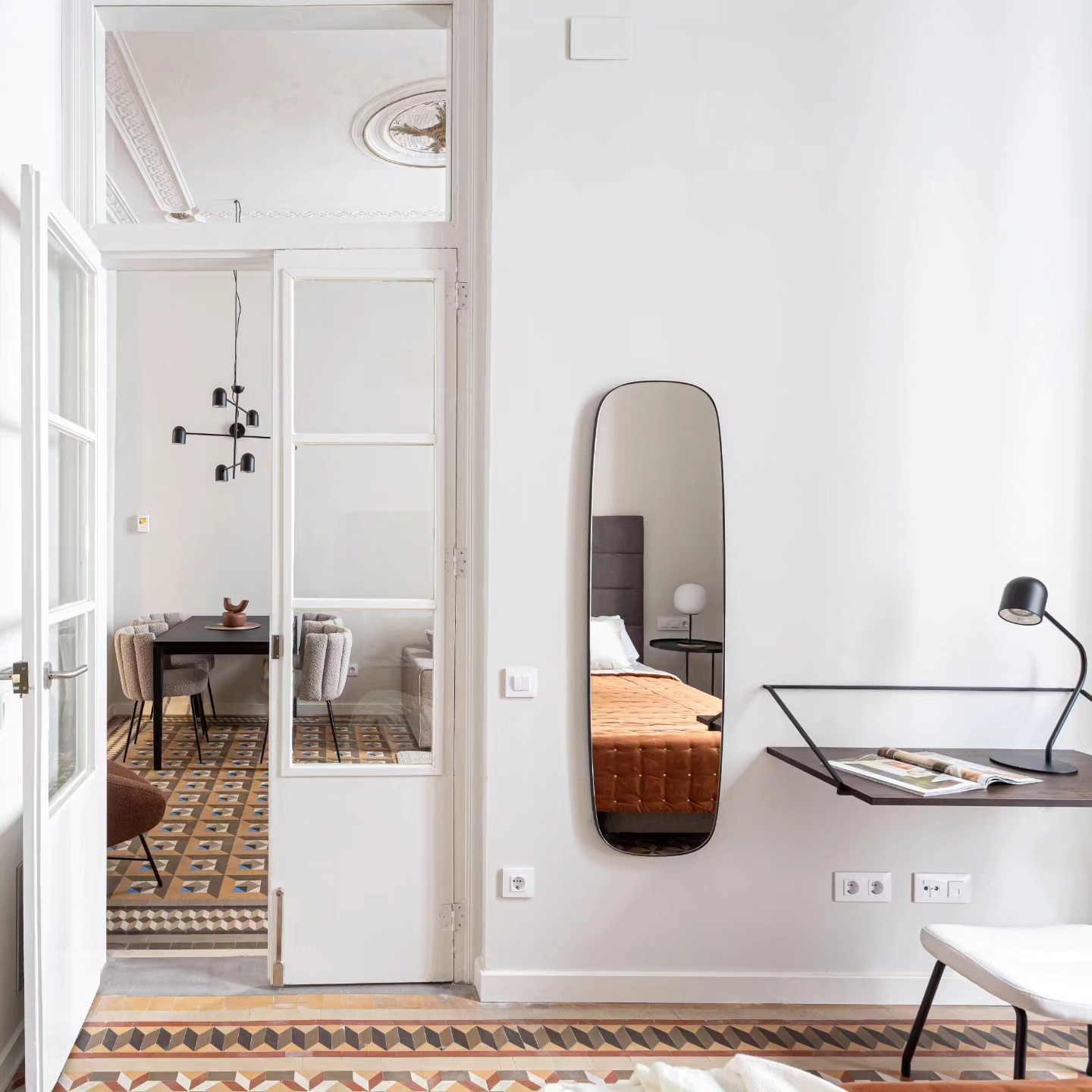 El encargo de este Proyecto de interiorismo en el casco antiguo de Barcelona ha sido todo un reto, pero hacerlo junto a la experiencia del arquitecto Jordi Goula Goula un placer. Siempre respetando y protegiendo los detalles de valor arquitectónico de esta finca de 1871 preservando su carácter y dándole una vitalidad renovada con un toque sofisticado y de modernidad atemporal, gracias en gran parte al mobiliario de @casamitjana.
El nuevo diseño ofrece un ambiente confortable en el corazón de la ciudad perfecto para la desconexión y el descanso.
#interiorismo #interiors #interiores #interiordesign #interiordesigner #diseño #proyectointeriorismo #apartamento #decoraciondeinteriores