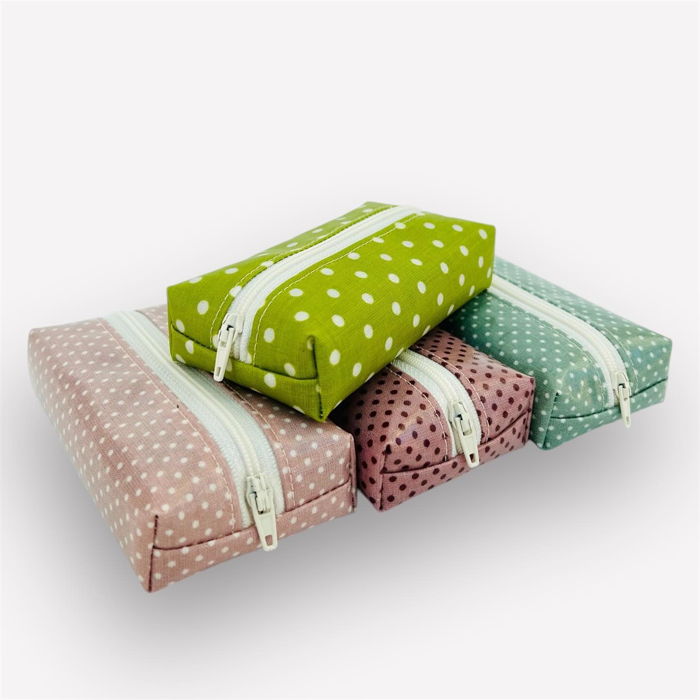 Ich hab wieder ein paar neue Taschentuchtäschchen genäht🤗. Sie sind jetzt im Onlineshop ✨manudesign.ch✨unter "Minis/Sets" erhältlich🥰
#manudesign #handmade #smallbusiness #smallbusinessowner #smallbusinesssupport #bagslover #handarbeit #schweiz #switzerland🇨🇭 #swissmade #swisshandmade #pratteln #selfdesign #womansmallbusinessowner #umhängetasche #bauchtasche #bellybag # #selbstgemacht #prettybag #prettybags #coolbag #bagforwomen #bagformen #unikat #träumewerdenwahr #stoff #cotton #stitch