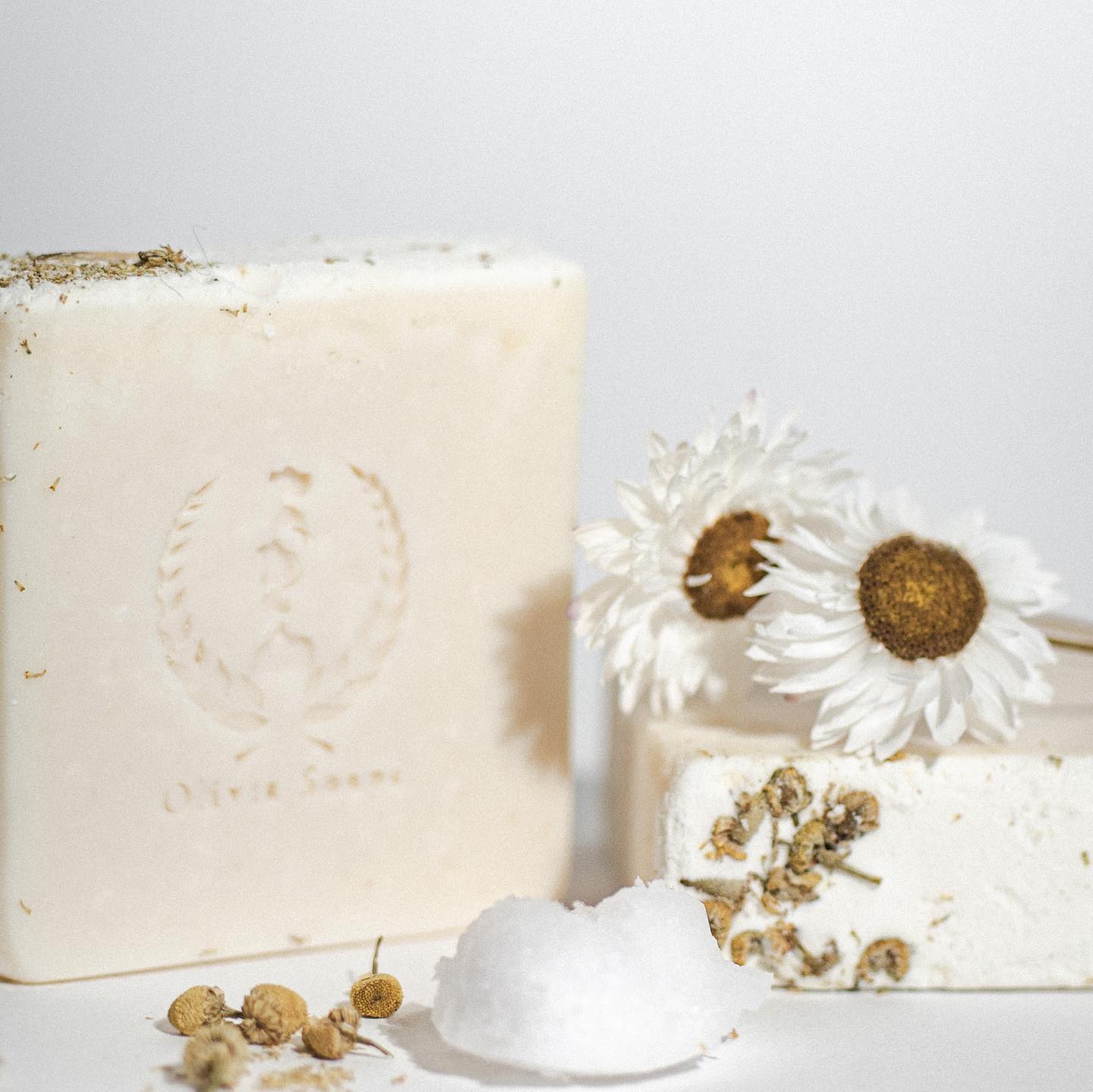 L’OLIO DI COCCO
Sono pronta a parlarvi del prossimo ingrediente che troverete in diversi nostri saponi (anche se non in tutti), ovvero l’olio di cocco.
L’olio di cocco (Cocus Nucifera) ha rivoluzionato il mondo del sapone perché dà al prodotto delle caratteristiche uniche.
Esso viene estratto dalla copra, ovvero la polpa del frutto e si presenta come un liquido che ha la tendenza a solidificarsi dai 24 gradi in giù.
L’olio di cocco dà al sapone una schiuma molto ricca (ed è l’unico ingrediente in grado di generare un sapone che farebbe schiuma persino in mare) e lo rende molto solido e duraturo (oltre a dargli una bella colorazione bianco candido).
Perché quindi non usarlo in abbondanza?
È stato riscontrato che l’olio di cocco usato sopra il 30% della ricetta totale nel sapone, ha una forte tendenza a seccare la pelle. Ecco perché non se ne dovrebbe mai abusare.
Un altro aspetto che ci porta a limitarne l’uso e che può essere di interesse per molti, è quello della poca sostenibilità di questo ingrediente: si tratta di un grasso proveniente da coltivazioni intensive del Sud del pianeta e spesso, proprio come avviene per l’olio di palma, vista l’enorme richiesta di ingredienti derivati dal cocco anche in campo alimentare, per fare spazio a queste coltivazioni avviene una deforestazione non indifferente.
Quindi olio di cocco nel sapone sì, ma con moderazione.
‘Fun’ fact: Mai Mai camminare sotto una palma da cocco. Le noci di cocco che cadono in testa sono responsabili di circa 150 morti all’anno 😅
Troverete l’olio di cocco in piccole percentuali (non oltre il 10%) in Fiore Blu, Vintage Rose, Bosco Balsamico, Ginger Lemon e Cream&Spice.
Lo sapevate?
.
.
.
#ingredientinaturali #solidsoap #oliodicocco #saponenaturale #saponesolido #coconut #saponecertificato #cosmeticiinregola #soaplovers #saponealcocco #oliviasoaps #naturale #handmade #smallbusiness #fattoamano #cosmesinaturale