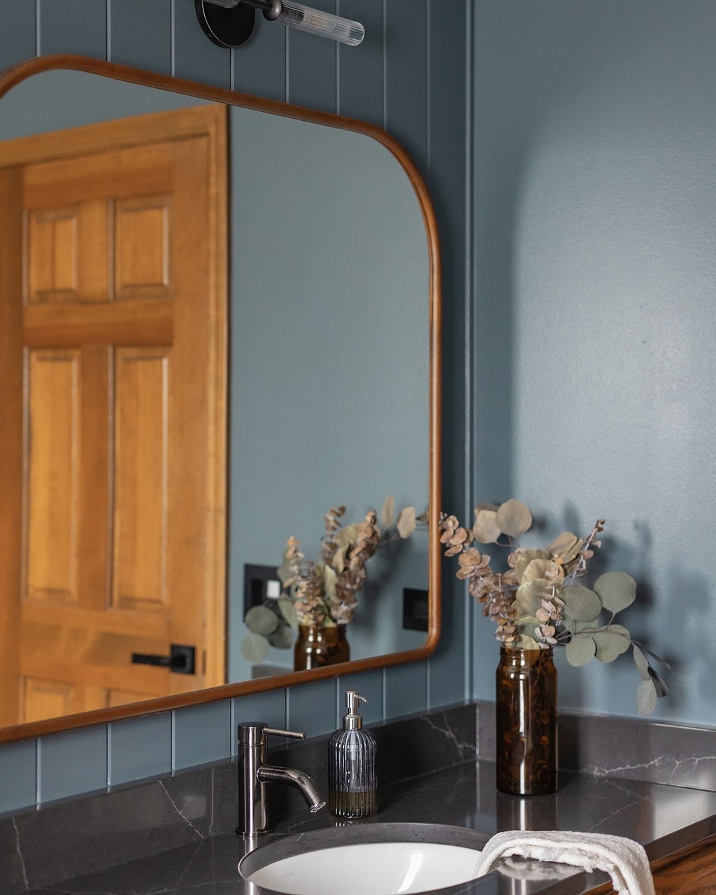 An appreciation post for all the little details that turned this builder grade bath into something so much more.
design + styling | @cosmicdesignstudio.am
photos | @yandbinteriorsphotography
*
*
*
#renovation #bathroomrenovation #bathroomdesign #cosmicdesignstudio #interiordesign