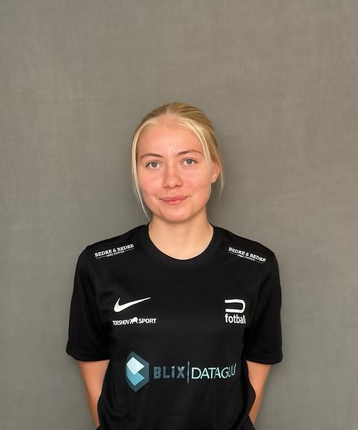 DAGENS PROFIL📸
Navn: Alva Sokkeland Stender🌟
Klubb: Røa
Posisjon: Sentral midtbane
—————————
Styrker på banen: Pasningsfot, fotballforståelse og nærteknikk
Rituale før kamp: Lykkeord på teip under leggbeskytterne
Fun fact om deg selv: Jeg brakk lårbeinet på hauk og due🤕
Hvis trenerteamet på Dønski skal beskrive deg med ett ord, hvilket? Pliktoppfyllende!
Velg en fotballferdighet fra medspiller på Dønski? Nadin sin syke fart 💨
Beste øyeblikk med Dønski Fotball? Score på Tiril på treningsleir i Tyrkia ⚽️
To grunner til å søke Dønski Fotball? Samholdet og Mats Holt!
#dønski #vgs #toppidrett #fotball #profil