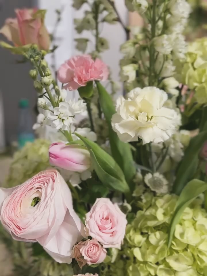 Swipe durch meine Blumenkühlung 🌸
Bald siehts hier wieder regelmäßig so aus und ich freu mich drauf! Ich lieb es einfach, wenn die Regale voll sind mit den schönsten und buntesten Blumen. Ich bekomm einfach immer gute Laune, wenn ich in die Kühlung gehe 🥹
Und wenn ihr noch auf der Suche nach Floristik oder Dekoration seid, freu ich mich euch kennenzulernen 🤍
Hochzeitsdeko
Hochzeitsfloristik
Tischdeko Hochzeit
Hochzeit Inspo