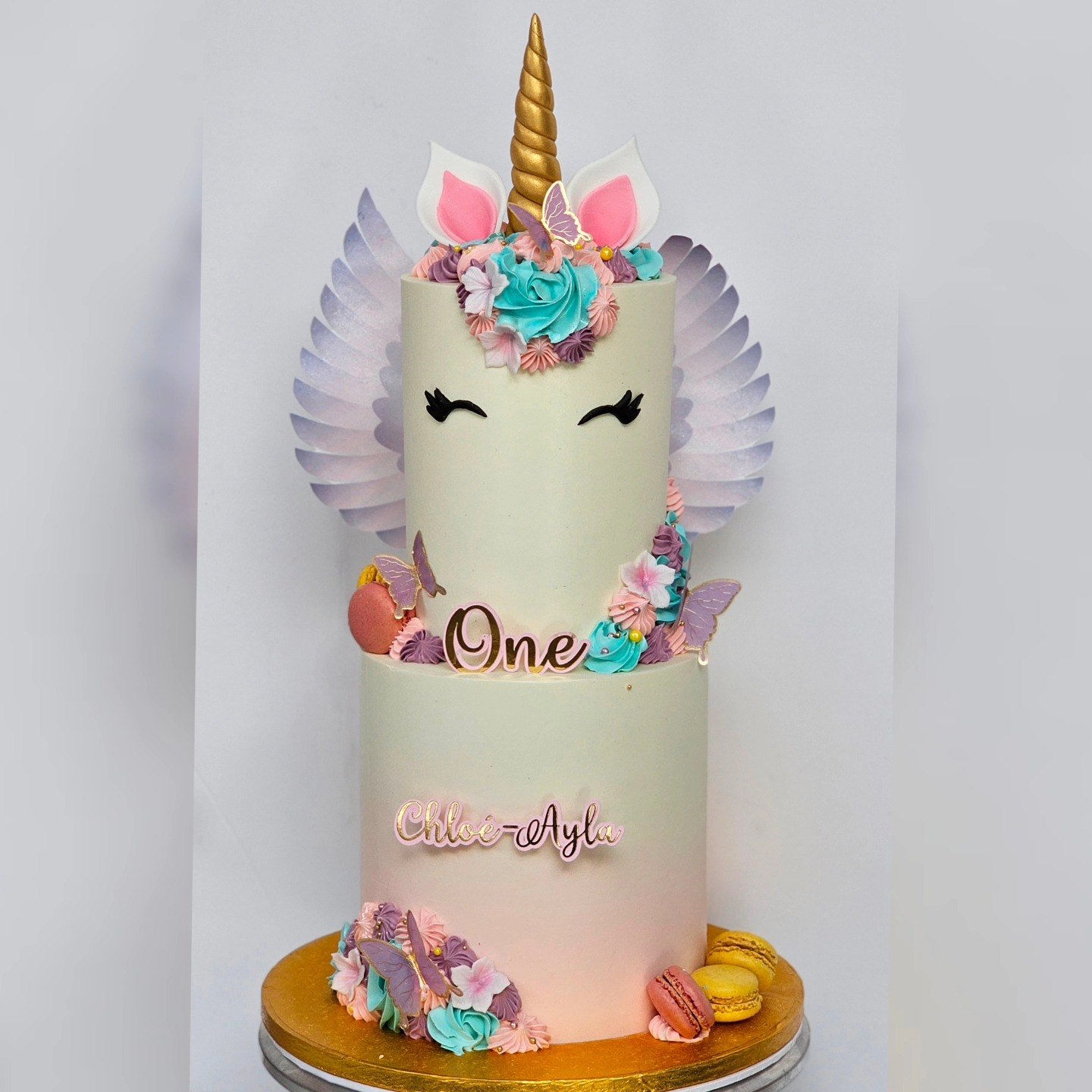 Unicorn two tier cake... #unicorn #unicorncake #eenhoorn #eenhoorntaart🦄 #cake #taart #gateau #bolo #cakedecorating #cakedesign #cakedesigner #baking