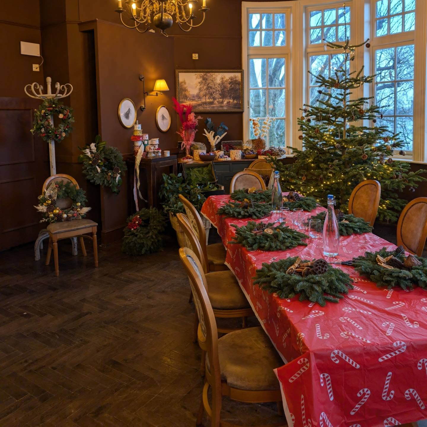 What an amazing session at @dukesheadputney !! With @aspalluk mulled cider getting in the festive mood!
We all had a fabulous time and produced some beautiful wreaths 🎄