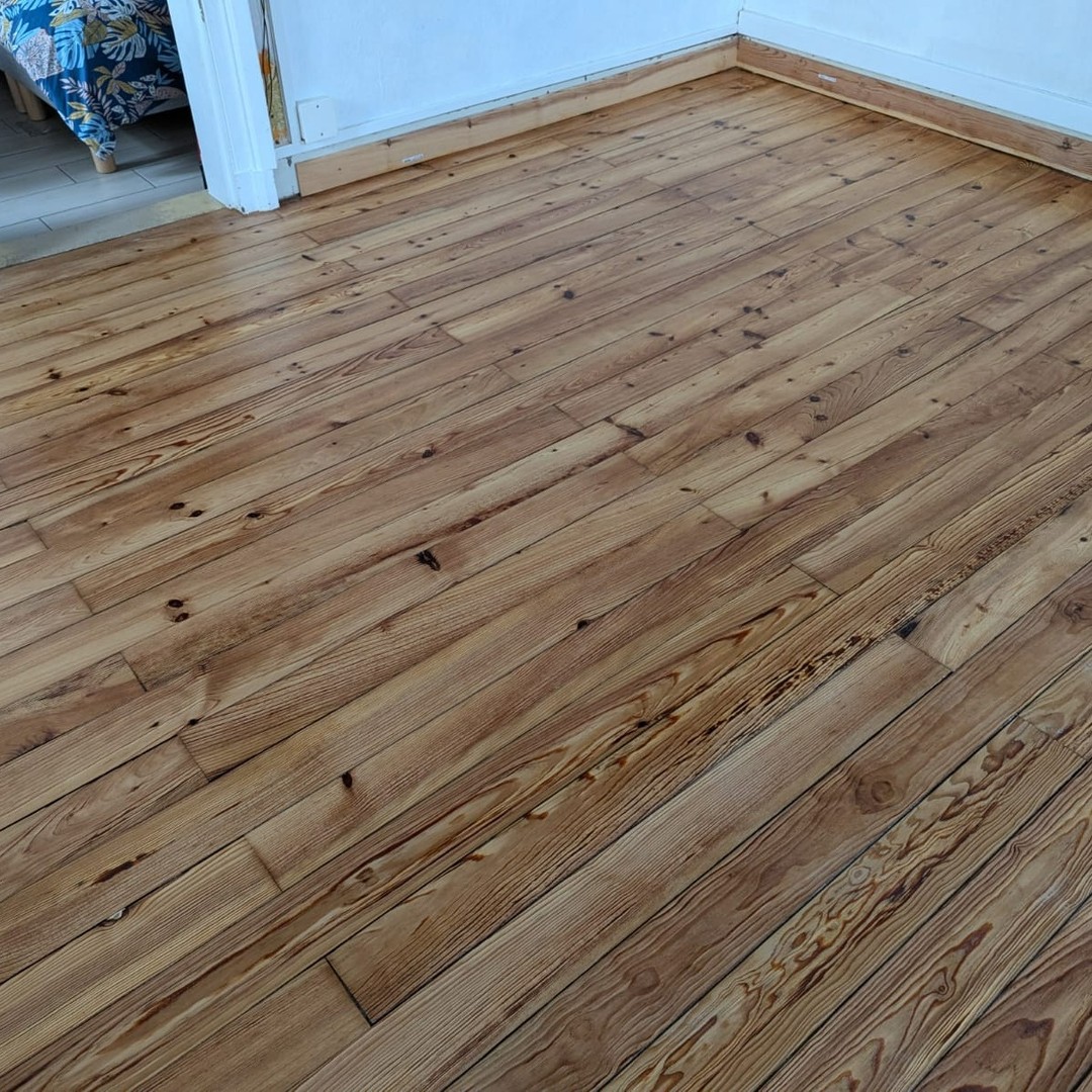 Clap de fin pour ce chantier réalisé au mois d'août pour la rénovation d'un parquet pitch pin dans un chambre.
La dépose du chevêtre de cheminée à nécessité la reconstruction d'un support et la pose de nouvelles lames finis par une mise en teinte afin d'harmoniser l'ensemble et tout protégé par l'application d'un verni mat.
#renovationparquet #ponçage #poncageparquet #pitchpin #miseenteinte #vitrification #parquetdargent