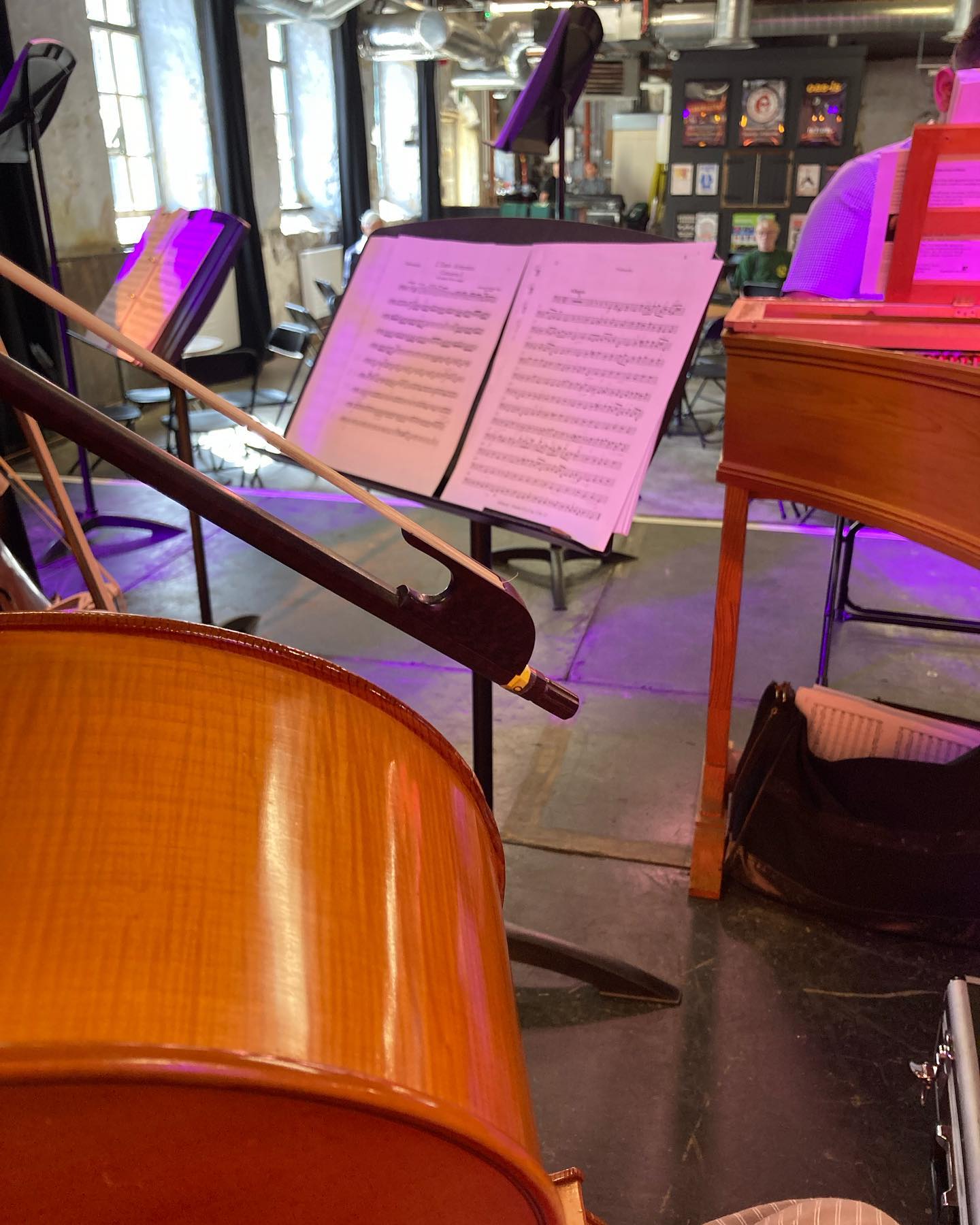 Was fun to try baroque cello!
With @leedsbaroque playing a Venetian summer led by @a.s.violin 🌞🇮🇹
Also nice to check out @sunnybankmills gallery 🖼