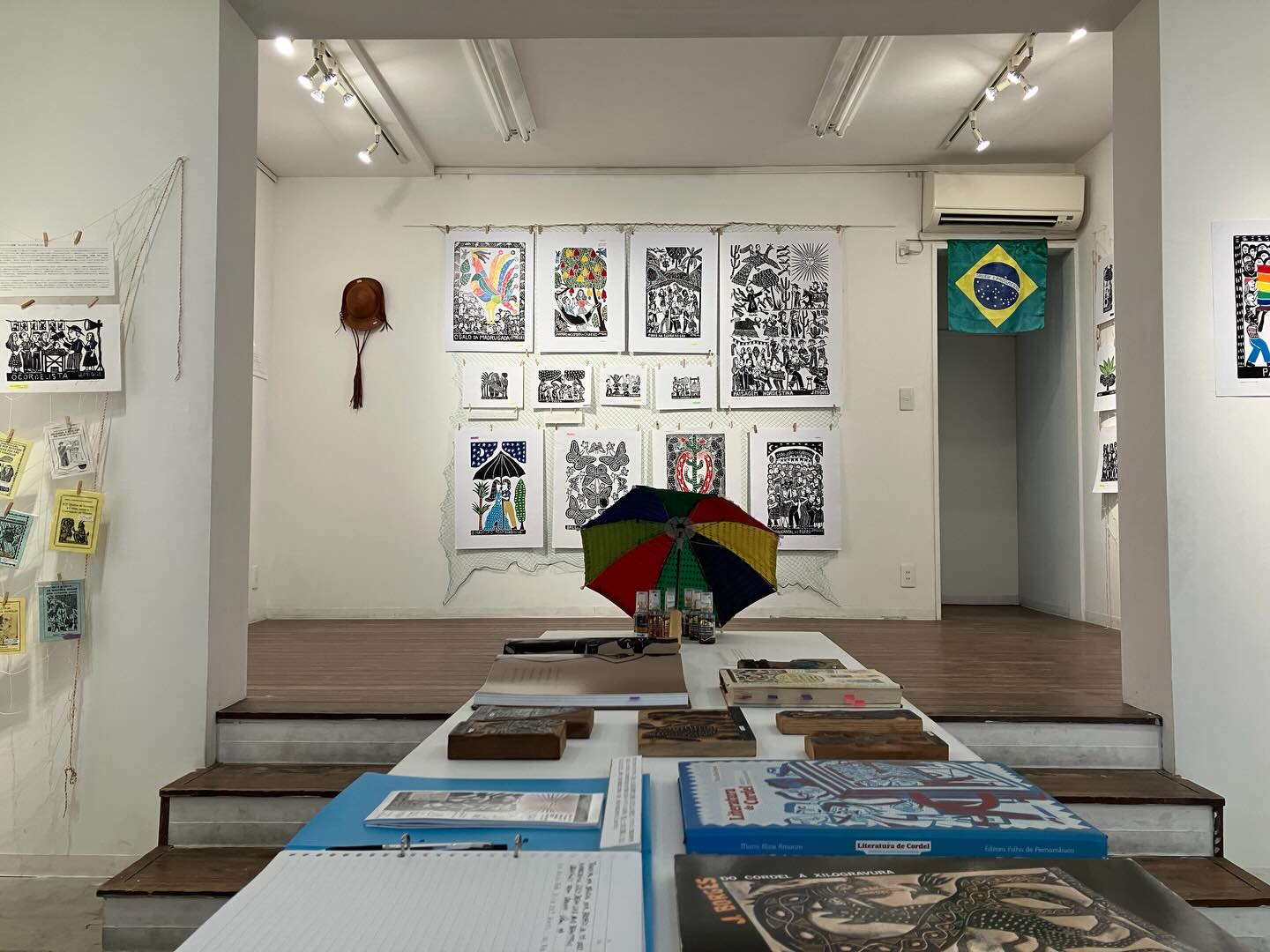 尾久の聖地オグマグで明日3/22まで開催中の
「ブラジル北東部の民衆版画展」
@ogu_mag
@yamabebossa_galeria_xilo
暮らしへの祈りのような、荒々しくてあたたかい何かを感じる作品ばかりでした。
個人的にも、もう20年来?尊敬する友人が関わっている事も、ご縁が嬉しい時間でした。
@boomboom_m
20年前遊んでもらってた頃はもう思い返すと恥ずかしくくらい🤣めっちゃひよっこかつ、わがままなクソガキだった私にも本当に親切にしてくれたブンブン。
大がかりで熱いイベントも取り仕切って、皆に細やかな気配りをし、様々な対応をこなし。かっこいいの一言ですよ。
私もこんな素