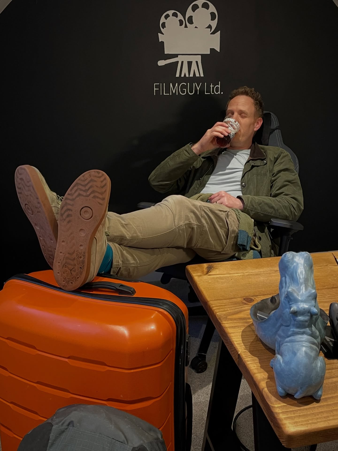 I may not be in the prime of my youth, but I’m young enough to lug 45kg of gear into central London, ace four 3-cam shoots as a one man crew and make it back in time for a well earned beer - and that feels good! Cheers! 🍻
#Friyay #videoproducer #freelancelife
