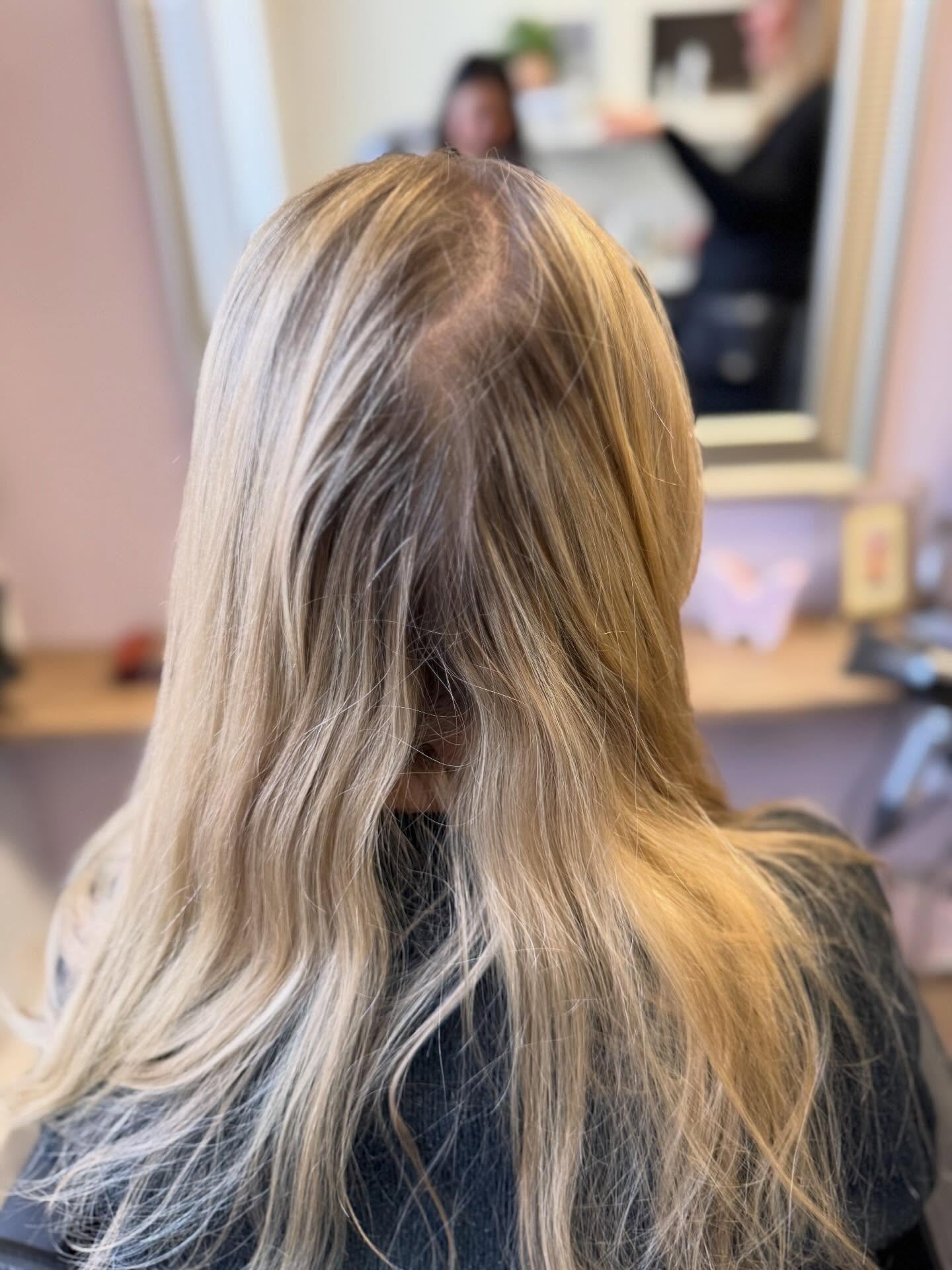 Hier war der Ansatz zu hart und zu viel blond. Also haben wir den Ansatz mit dem Naturton getönt und noch zusätzlich Lowlights eingearbeitet, damit das ganze wieder etwas Tiefe bekommt.