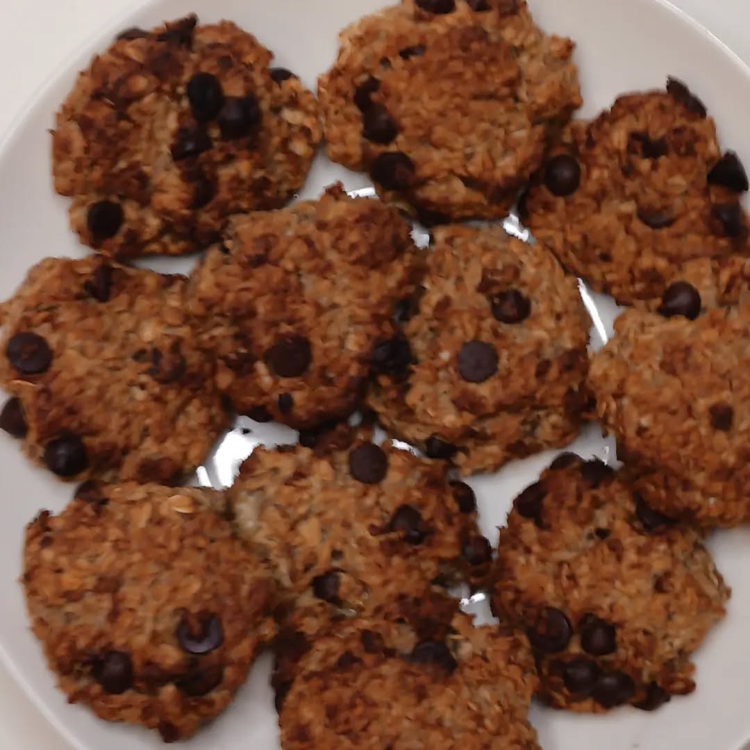 🍪 🍪 Homemade Oatmeal Peanut Butter Chocolate Chip Cookies (organic) 🍪 🍪
4 Simple Ingredients
2x Organic Bananas
2x Cups of Organic Oats
4 TBSP Organic Peanut Butter
1/2 Cup Vegan Organic chocolate chips
Directions
🔹️ Pre heat oven to 425 and line baking tray with baking paper
🔹️ In a mixing bowl add Bananas and use a fork to Mash.
🔹️ Add Oats & Peanut butter and get your hands dirty 😜, mix ingredients well.
🔹️Next, grab a handful of mixture roll in to a ball then place on baking tray. Flatten out to desire size.
🔹️Bake for 20-25mins.
ENJOY 😉
#plantbasedfood #plantbased #plantbasednutrition #wholefoods #wholefoodplantbased #organic #organicfood #plantbasedrecipe #holisticwellness #vegancookies #vegansnacks #plantbasedsnacks #holisticnutritionists #holistichealth #holisticnutrition #holisticcoach