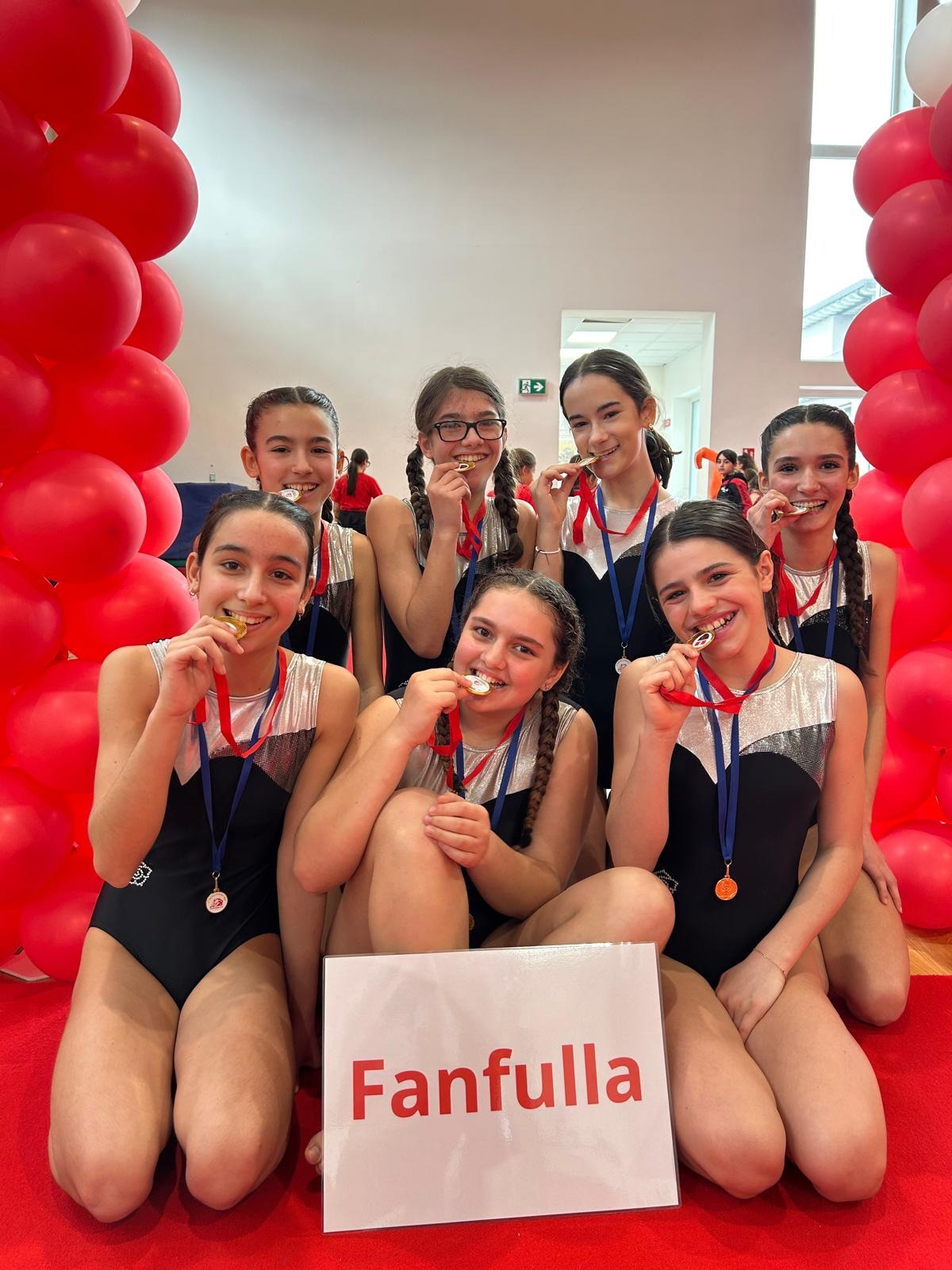 ❣️Undicesimo Trofeo Athena2🏆
Nel weekend del 14/15 Marzo, a Castiraga Vidardo, il gruppo delle piccole Promesse e le Junior/Senior dell’Archinti hanno partecipato all’undicesimo Trofeo Athena2, che si è svolto su tre attrezzi: corpo libero, trave e trampolino!
Gareggiano nella categoria Allieve Base: Isabel, Emma Cal., Gaia, Sofia, Alice, Martina ed Emma Cap. che colorano il podio della classifica generale di bianconero: 🥇oro per Emma Cap. e 🥉bronzo per Martina. Successivamente salgono sul podio per il corpo libero 🥈Emma Cal. e 🥉Alice. Piccole ginnaste ma con grandi obiettivi che hanno dimostrato con precisione e grinta durante la gara!🪇
Nel pomeriggio scendono in campo gara, per la categoria Promozionale Senior: Carolina, Martina, Gaia, Eleonora D., Beatrice, Eleonora M. e Francesca, che con grinta ed energia salgono su ogni gradino del podio!
🥉Carolina si aggiudica il bronzo alla trave, 🥉Martina e 🥈Gaia rispettivamente il bronzo e l’argento a volteggio, infine il podio di corpo libero è interamente Fanfu: 🥉Beatrice ed 🥉Eleonora D. terze pari merito, seguite da 🥈Francesca sul secondo gradino e l’oro di 🥇Eleonora M.!🤸🏻♀️
Concludono il weekend, nella categoria baby gym, Maria, Elisa, Sofia, Stella, Carlotta Celeste e Mia, approdate alla loro prima gara di ginnastica artistica, con occhi sognanti e tanta determinazione!🐣
Tra mille emozioni e grandi sorrisi, tutte le ginnaste, dalle mini alle grandi, portano a casa tante soddisfazioni di un’esperienza super positiva!🤍🖤