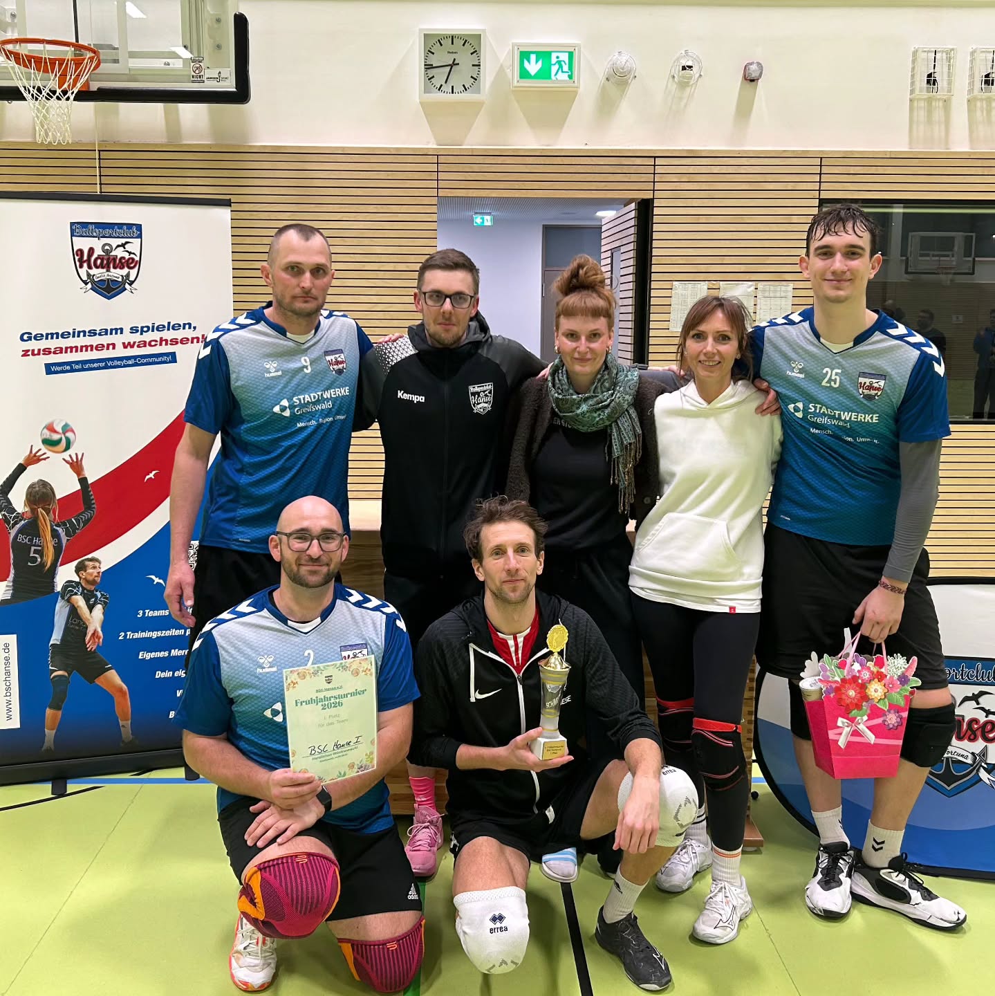+++ Frühjahrsturnier +++
Beim Vereinseigenen Frühjahrsturnier konnte BSC Hanse I den Turniersieg erringen. In vielen denkbar knappen Spielen kämpften wir uns bis ins Finale und konnte die Mila Superstars in einem starken Spiel schlagen.
Hanse II erreichte einen guten zehnten Platz.
#bschanse #Turnier #Mixedvolleyball #volleyballingreifswald #volleyballgreifswald