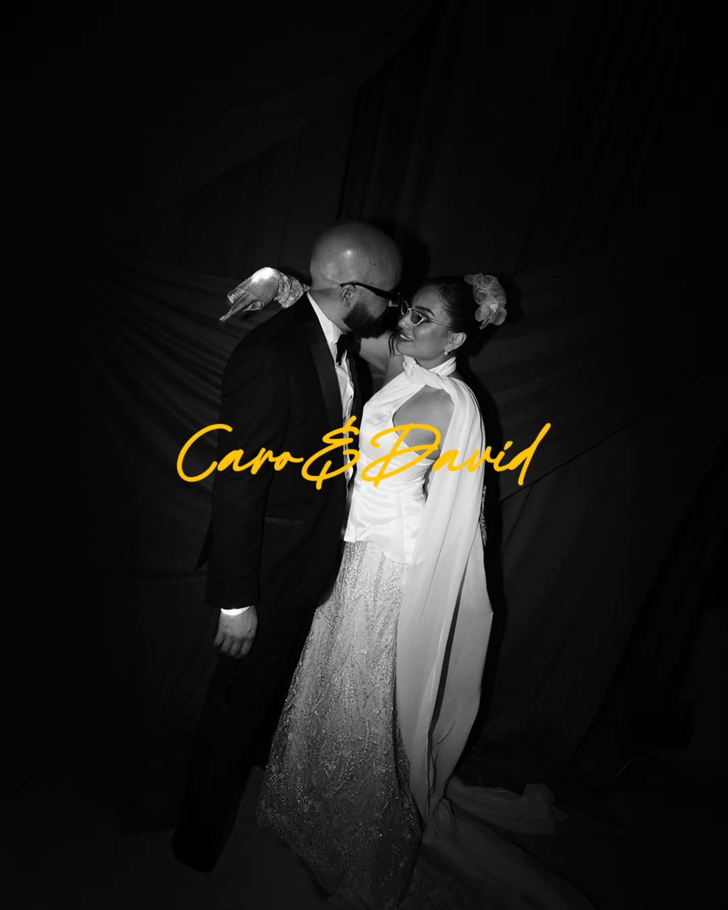 Caro y David se adueñaron del centro de Monterrey y lo convirtieron en magia pura.
.
Entre calles que ya tienen mil historias, ellos escribieron la suya… una llena de risas, miradas cómplices y una vibra que no se puede explicar, solo sentir.
Fue de esas bodas donde todo fluye, donde la fiesta no se detiene y el amor se siente en cada rincón.
No fue solo una boda, fue una celebración con carácter, con alma… de esas que te recuerd
an por qué amamos tanto lo que hacemos.
Caro & David, lo suyo no es normal… es freaking awesome.
.
Bride. @caroambriz
Groom. @daveazuara
.
Photo&Film @bm.weddings
Ceremonia: @bypaolatamez___
Makeup and hair: @cristinatovar.beautystudio
Flores y decoración: @conceptosferz_eventdesign
Iluminación: @afterlightmx
Papelería: @avpapierstudio
Pastel: @alexandratrevinomx
DJ: @chuchoteliz_
#weddinginspiration #weddingshoot #weddingidea #weddingday #weddingphotography