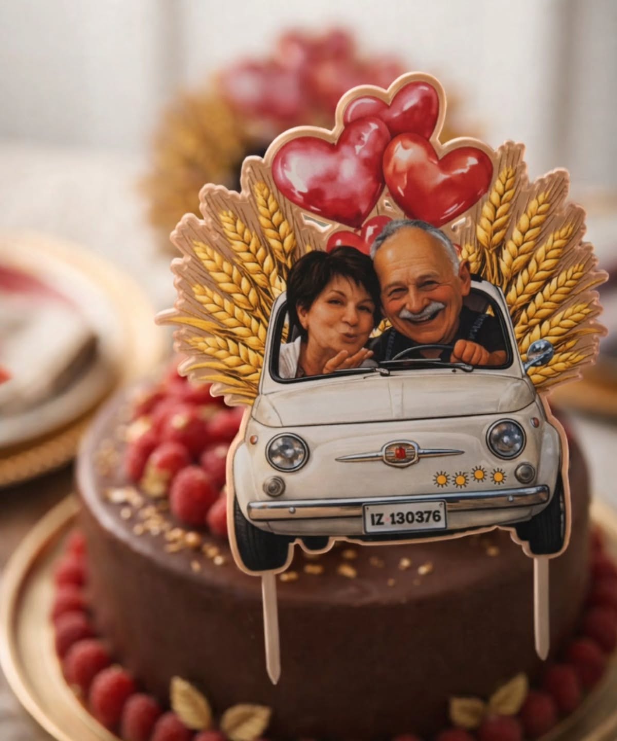 Topper z zgodbo… ✨
Topper za tortico, v katero je zarezalo 50 let tople, pristne ljubezni.
Ljubezni, ki je skozi leta rasla…
rasla z nežnimi pogledi, tihimi besedami in objemi, ki povedo več kot tisoč stavkov.
Izpopolnjevala se je v drobnih trenutkih –
v razumevanju, ko besede niso našle poti,
v toplini, ki ostaja, tudi ko čas teče naprej.
Zgodba, ki je ne piše vsak…
zgodba, ki jo mnogi lahko le sanjajo. 💫
C & D, iskrene čestitke ob vajini obletnici.
Naj vajina pravljica še naprej piše najlepša poglavja
v zdravju, sreči in objemih vajinih sončkov.
N & L, hvala, ker sta nam zaupala zgodbo.
Takšni trenutki nas spomnijo, zakaj ustvarjamo…
ker včasih en majhen detajl lahko pove največ. 🤍
#uvprint #topper #topperpomeri #caketopper #pikadizajnuvtisk