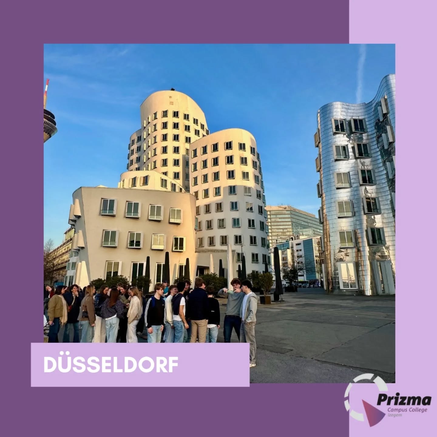 Onze leerlingen van 5 en 6 Moderne Talen trokken twee dagen naar een zonovergoten Düsseldorf voor een boeiende uitstap. Ze bezochten het Gymnasium Friedrich Rückert, waar ze samen met Duitse leeftijdsgenoten interactieve oefeningen deden. Verder stonden ook de Medienhafen, het KIT Museum en de Rheinturm op het programma. De dag werd afgesloten met een gezellige vrije avond, voor sommigen zelfs met karaoke. Op dag twee maakten de leerlingen in groepjes de stad onveilig voor een grote zoektocht met verschillende vaardigheidsopdrachten. Het werd een geslaagde tweedaagse vol taal, cultuur en fijne herinneringen!
#PrizmaCampusCollege #HierGroeitTalent