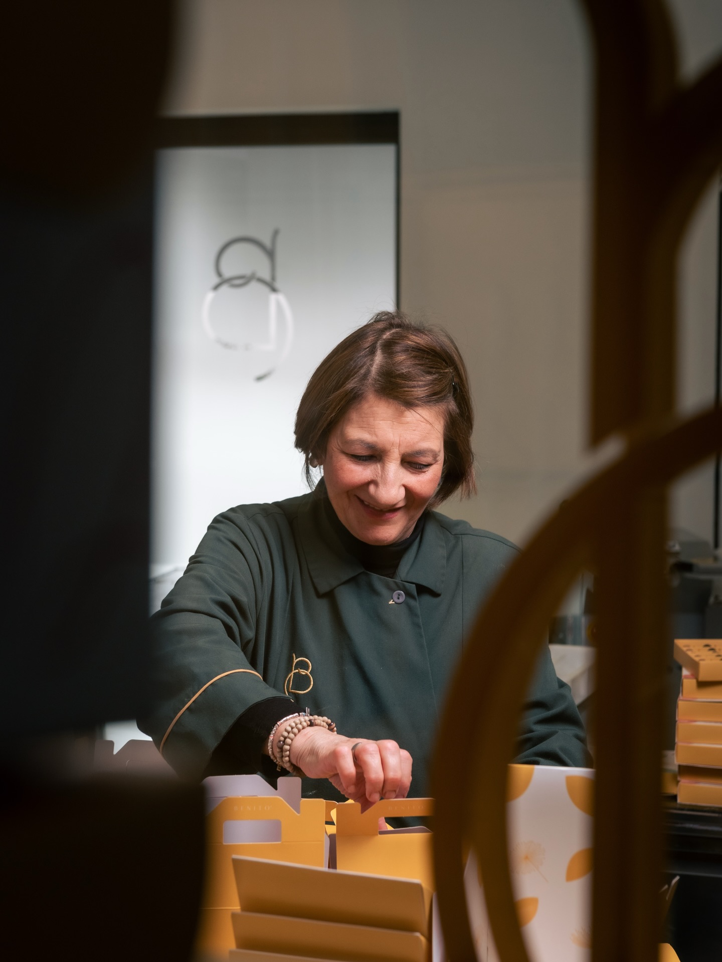 Tra banco e reparto confezioni, Mamma Pina muove le mani con calma e precisione, ogni gesto carico di esperienza e cura.
Ogni confezione racconta la passione e la dedizione di chi da anni mette cuore e anima nella Pasticceria Benito. 💛
Ti aspettiamo in Pasticceria 🫶
#pasticceriabenito #pasqua2026 #ovettini