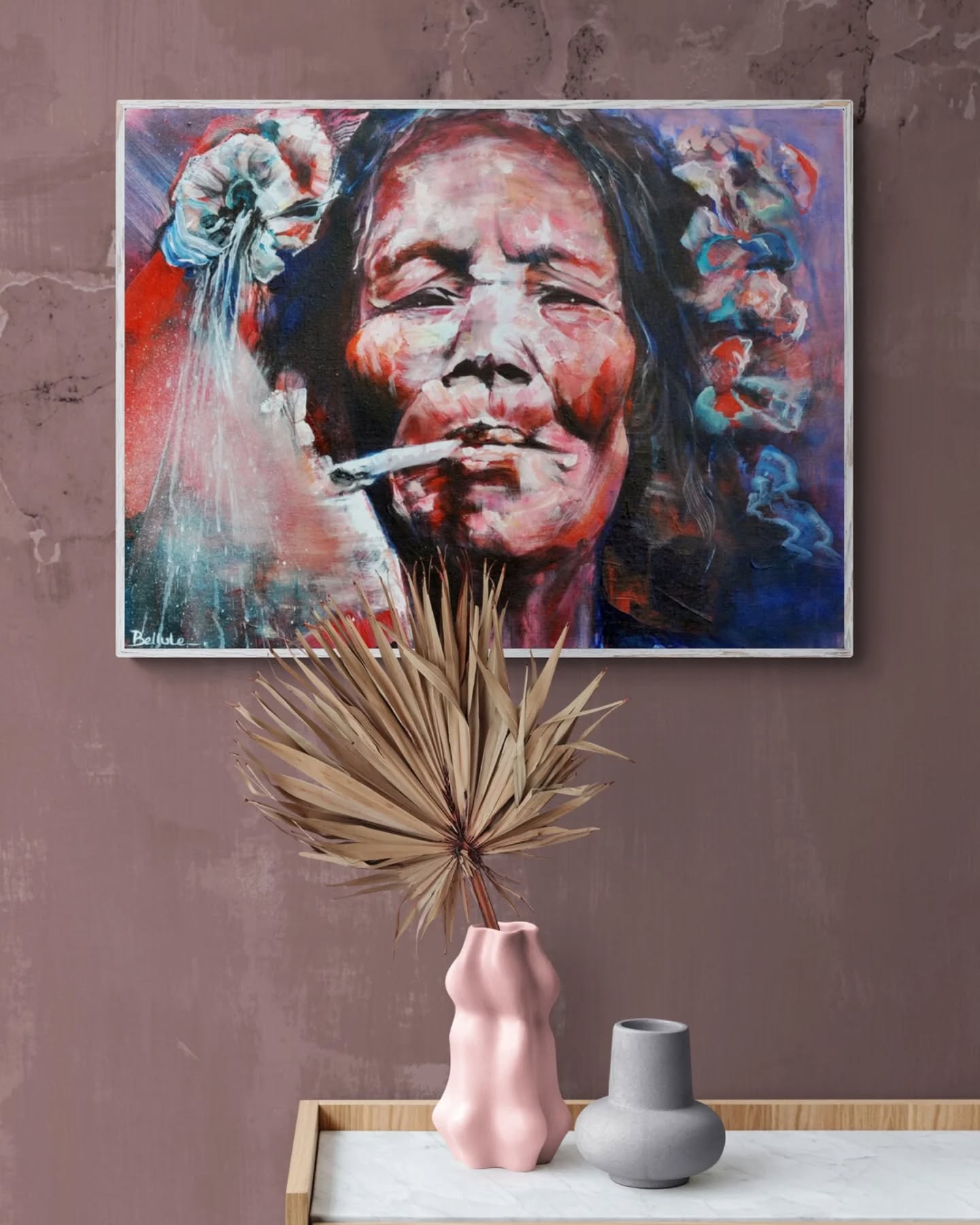 🎨Mentawaï Woman
Et à toi, qu’est-ce qu’elle te dit ?
Encore une fois un grand merci à @marion.staderoli.photographe de m’avoir autorisée d'utiliser sa photo comme source d’inspiration. 🙏
Dans cette photo, j’ai été profondément touchée par la force intérieure de cette femme Mentawaï, peuple autochtone d’Indonésie que l’on surnomme parfois le peuple des hommes-fleurs.
Cette image portait déjà une ligne essentielle de mon travail.
Je n’ai pas pu m’empêcher d’en faire une peinture :
les dualités du vivant.
La force et la vulnérabilité.
La rudesse et la poésie.
L’humain et la nature.
Son visage, marqué par la lumière, raconte une présence :
la résistance, la fatigue, l’humour,
et une dignité silencieuse.
Autour d’elle, les fleurs ne décorent pas.
Elles prolongent son identité, ses rituels, son appartenance au vivant.
Même la cigarette devient un signe de liberté,
de résistance
et d’existence.
Un dialogue entre l’être et l’élément,
entre l’intime et le monde.
60 × 80 cm
Acrylique et bombe sur toile
Disponible
@belluleart - lien en bio pour découvrir mes tableaux originaux
#PortraitEthnique #PeintureContemporaine #PortraitDeFemme #OeuvreOriginale