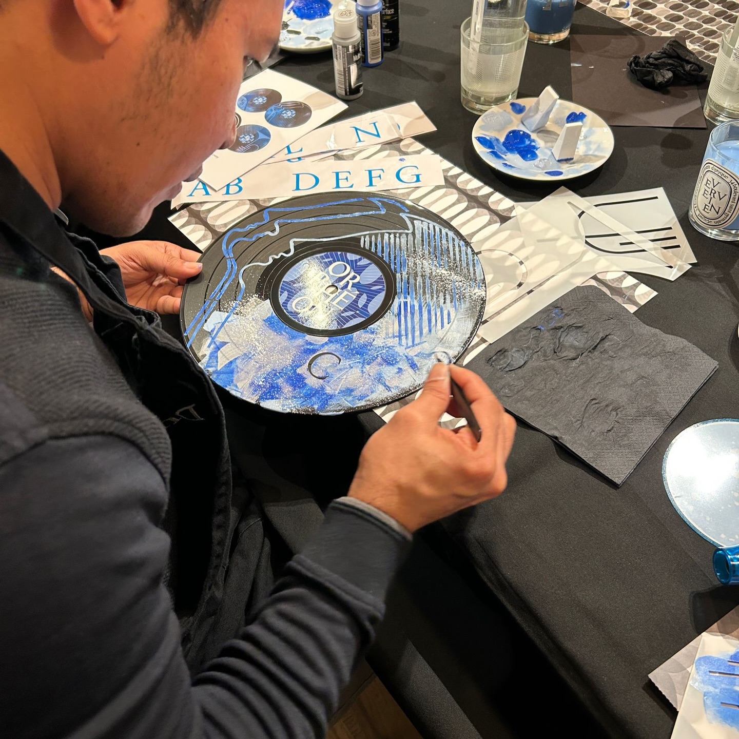 A lovely way to round off our series with Diptyque…
Our final workshop was all about celebrating the jazz-club spirit behind Orphéon, translating sound, rhythm and atmosphere into paint. Guests personalised their own “records”, layering expressive lettering with inky washes, splatters and soft blends inspired by music in motion.
From bold, striking compositions to delicate, lyrical designs, each piece felt completely unique, a reflection of both the scent and the maker behind it.
There’s been something so special about this series, slowing down, creating together, and finding new ways to tell a story through ink.
A huge thank you to everyone who joined us along the way 💙
@diptyque
#ModernCalligraphyCo #Diptyque #Orpheon #CalligraphyWorkshop #CreativeWorkshop